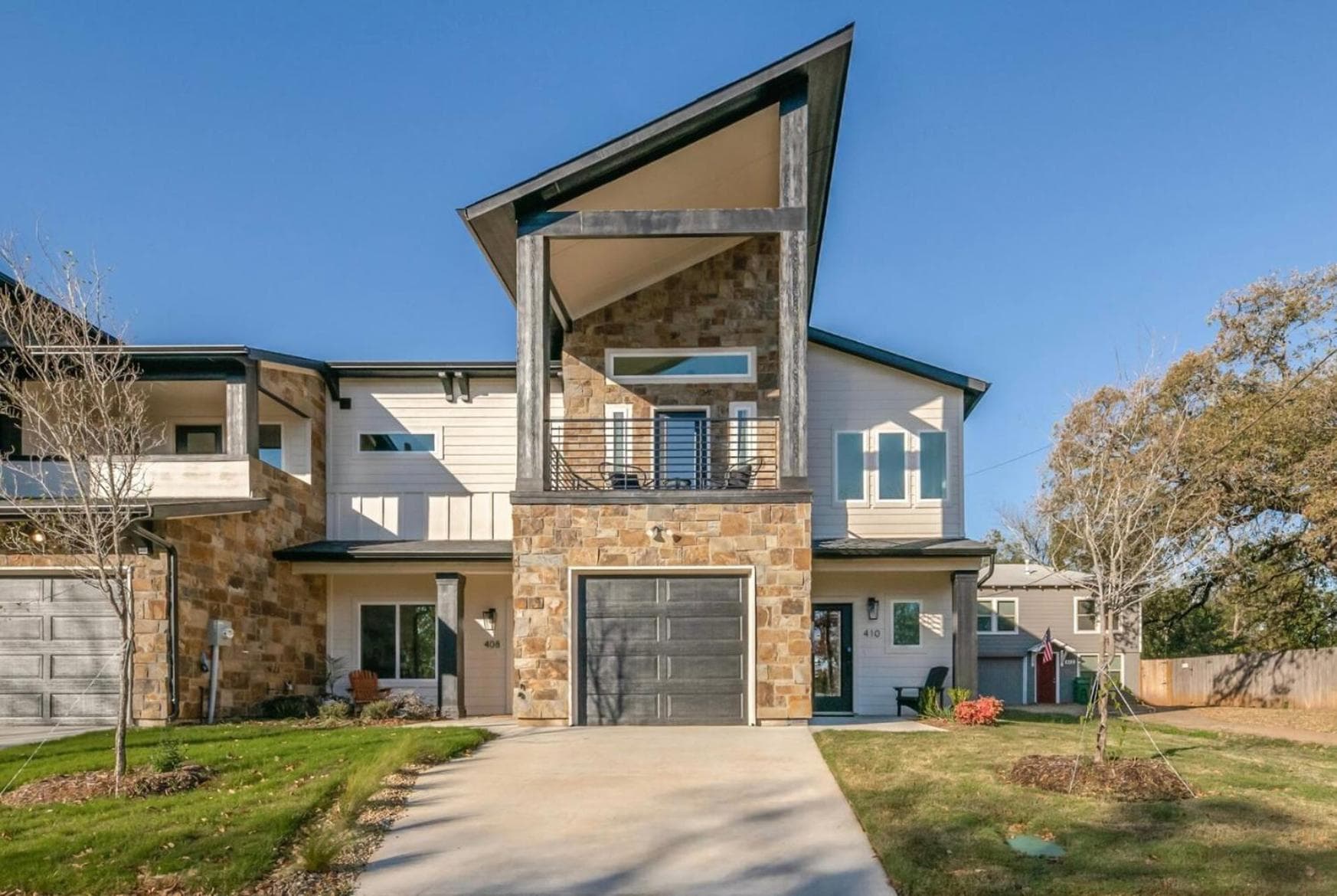 Stylish townhome near AT&T Stadium, Globe Life, Six Flags & More