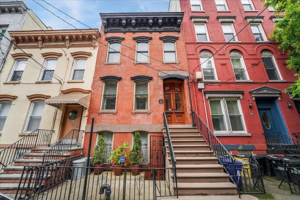Artist Residence 3 Bedroom Brownstone