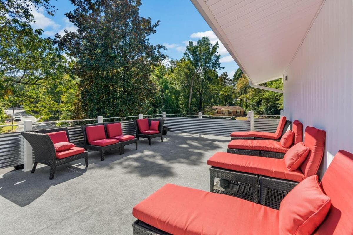 Modern Retreat Hot Tub Bar Patio HPU