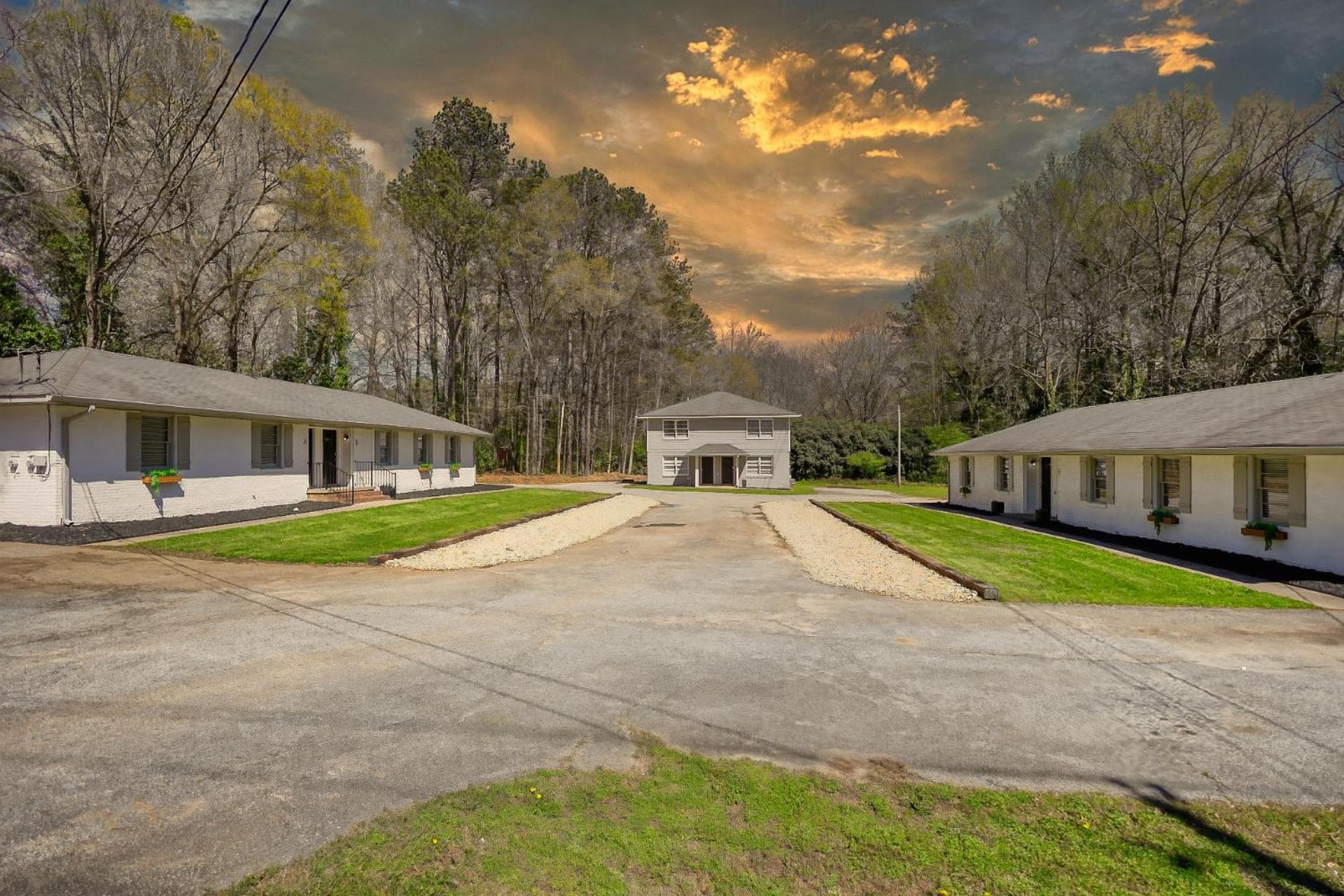 Coastal Cottage 1/2 mile from Covington Square
