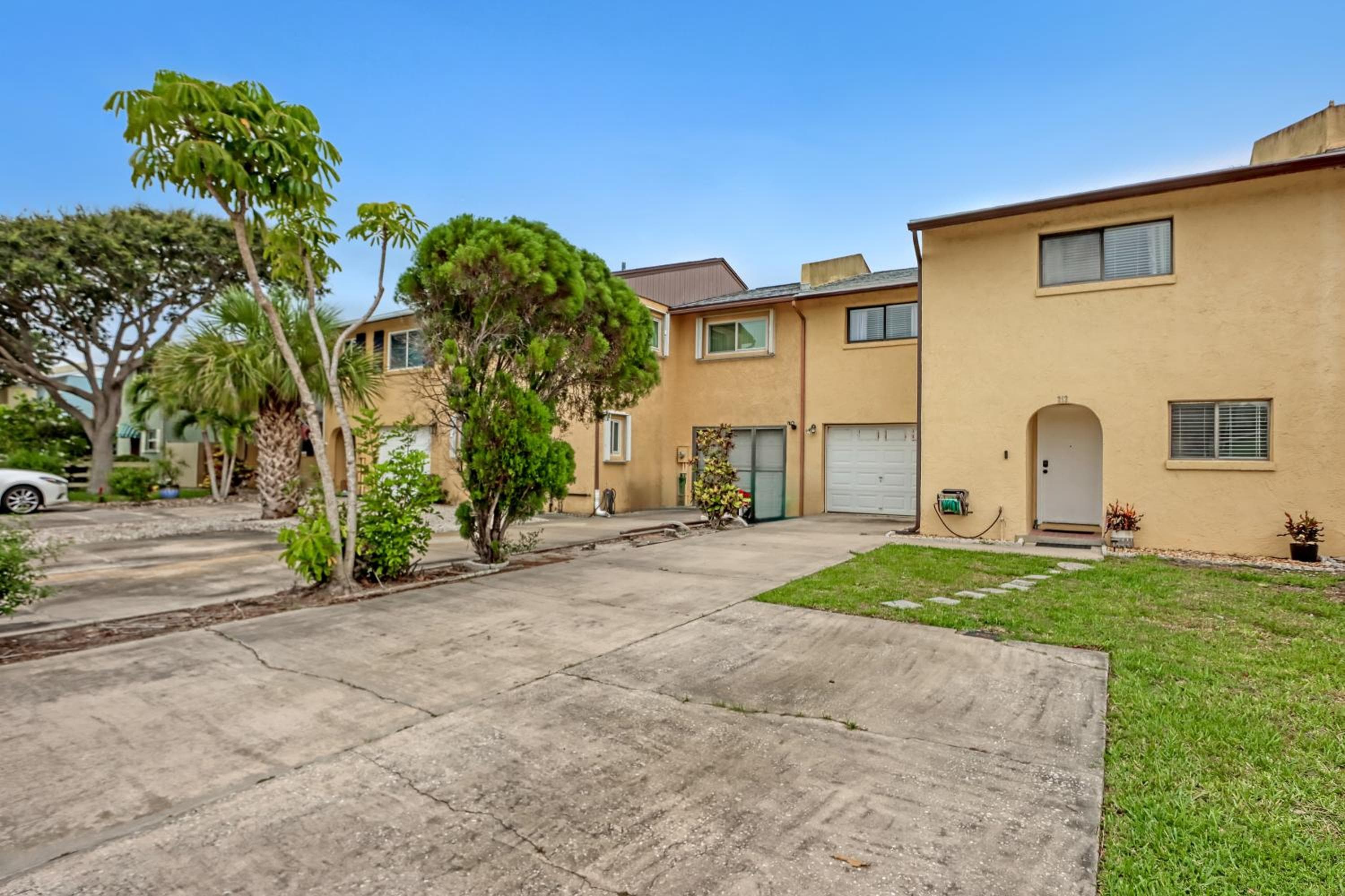 Spacious Townhome 5 Mins Walk to Beach
