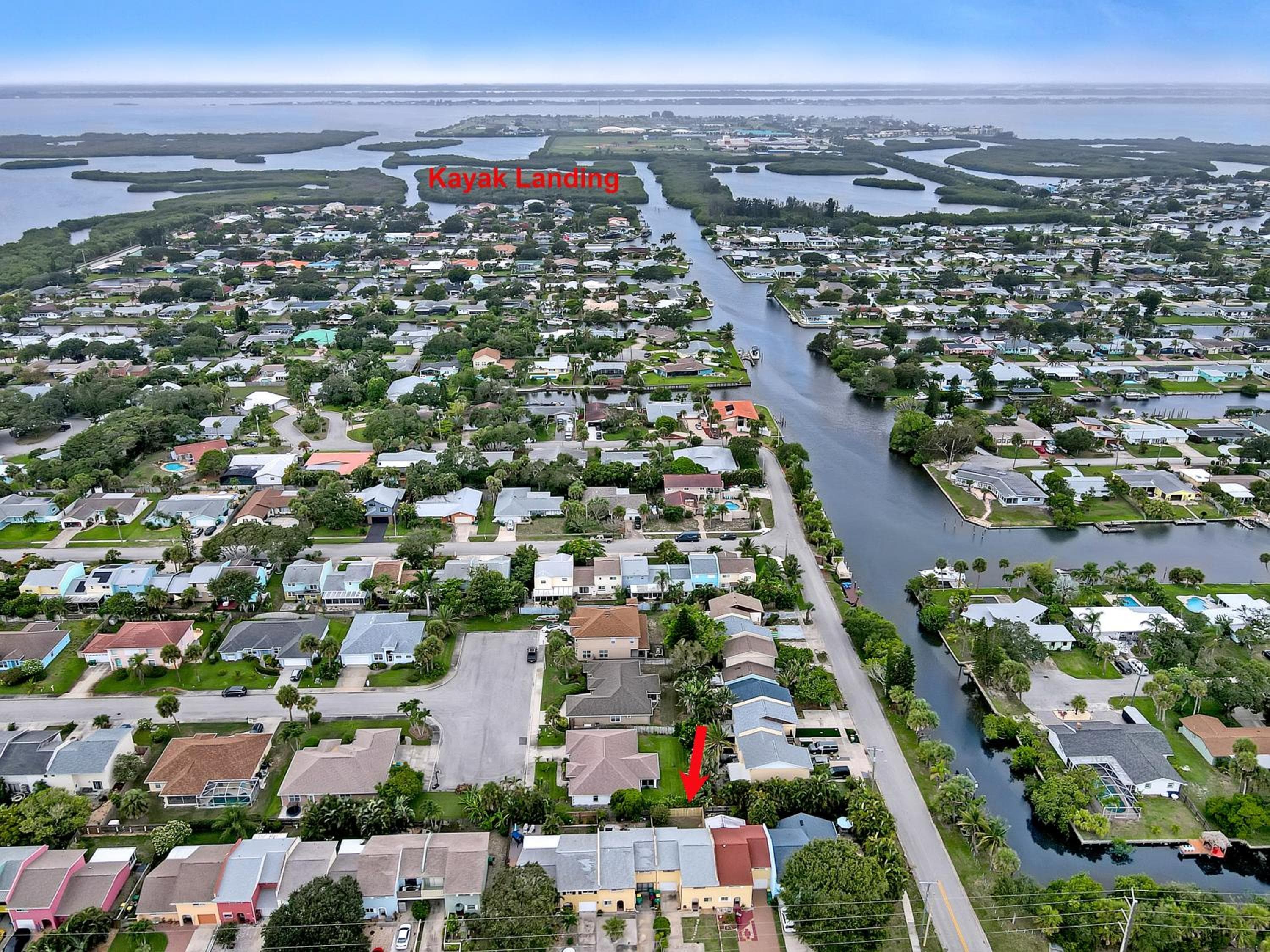 Spacious Townhome 5 Mins Walk to Beach