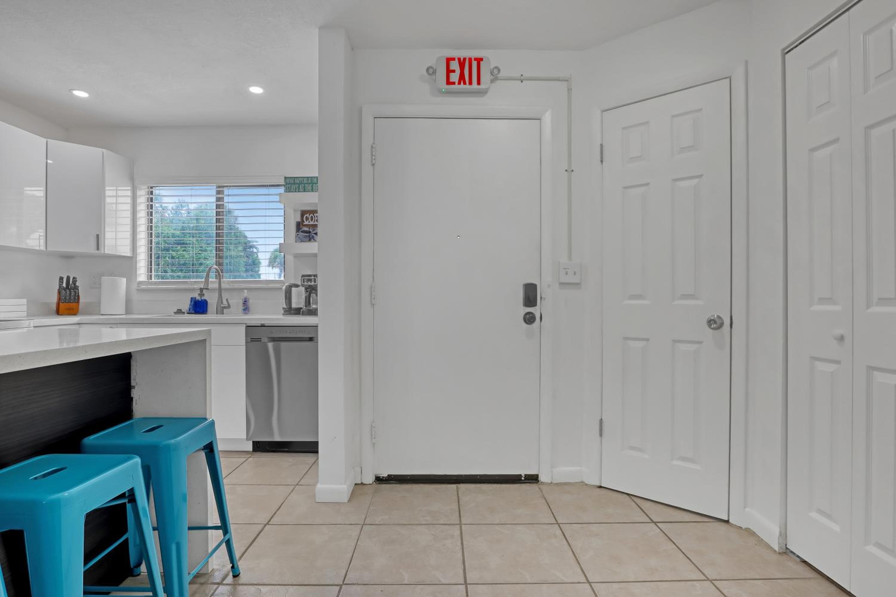 Spacious Townhome 5 Mins Walk to Beach