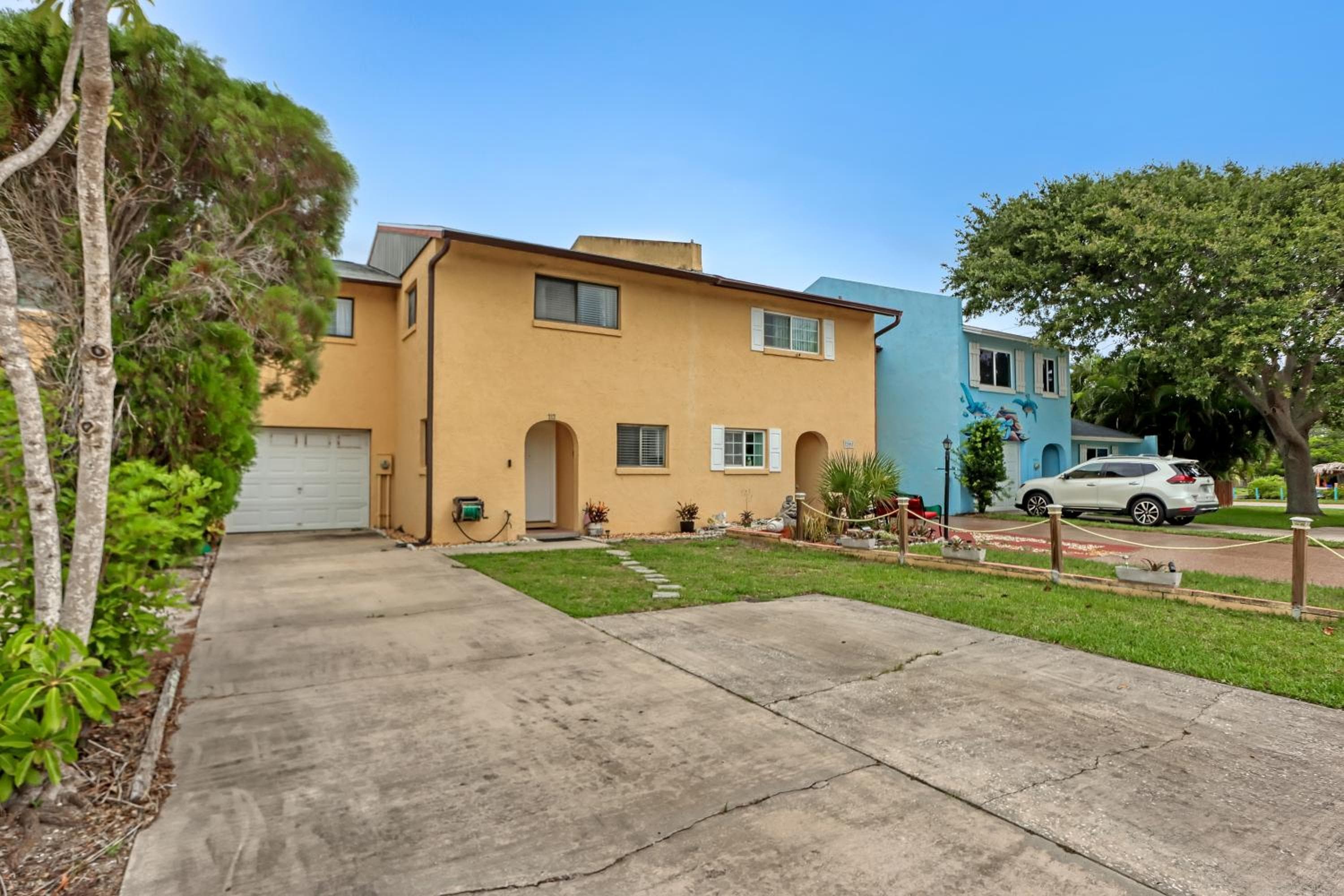 Spacious Townhome 5 Mins Walk to Beach