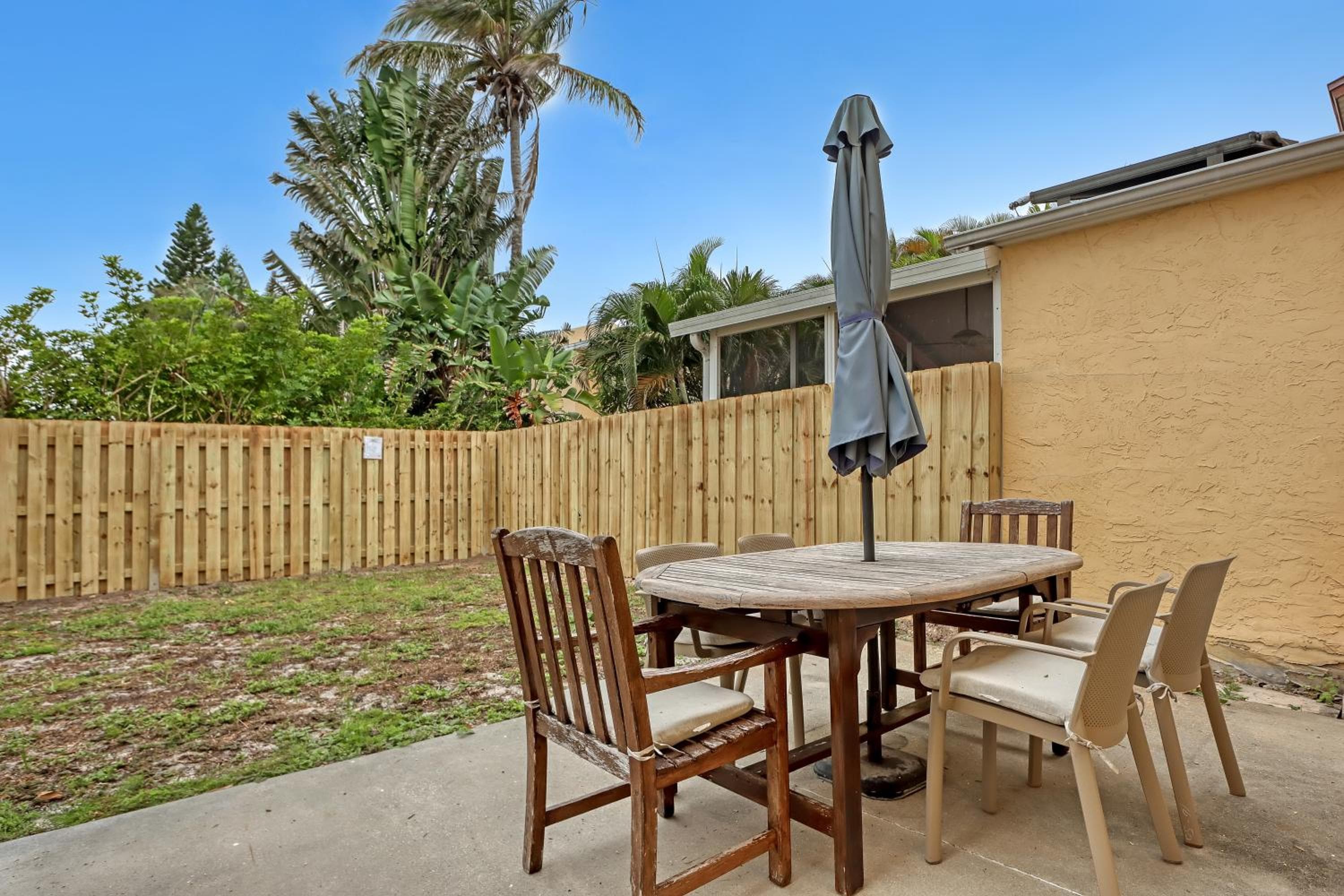 Spacious Townhome 5 Mins Walk to Beach