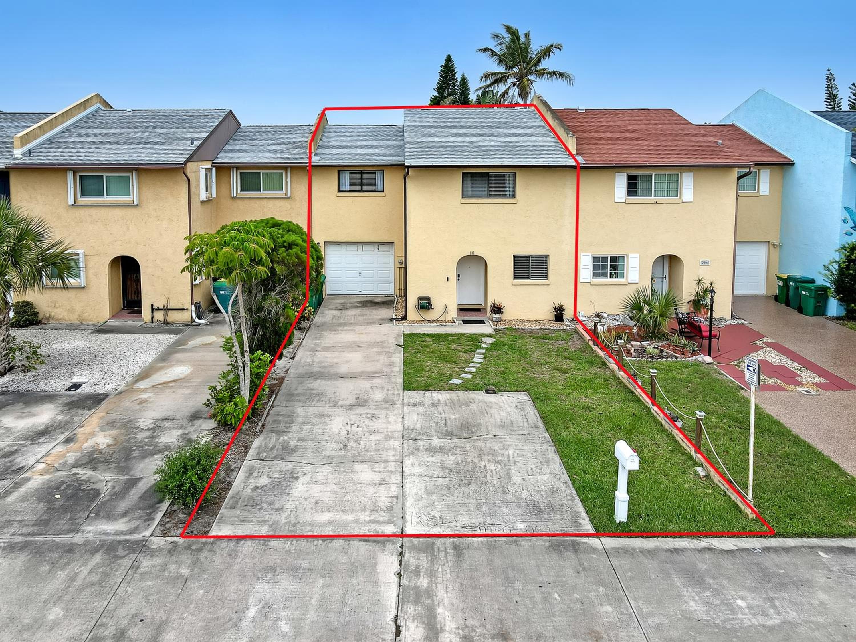 Spacious Townhome 5 Mins Walk to Beach