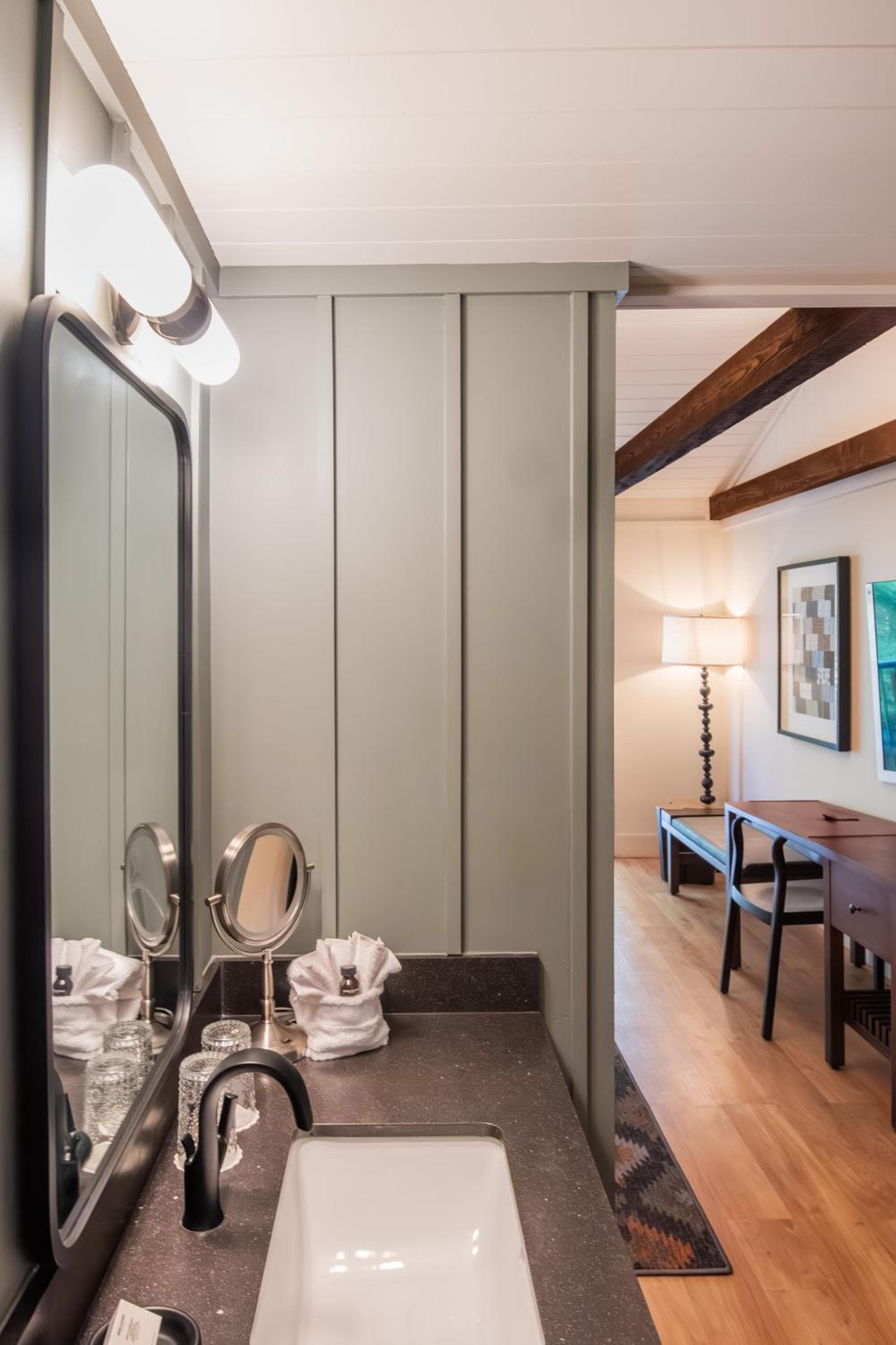 Historic Rocky Waters Inn, A Small Luxury Hotel