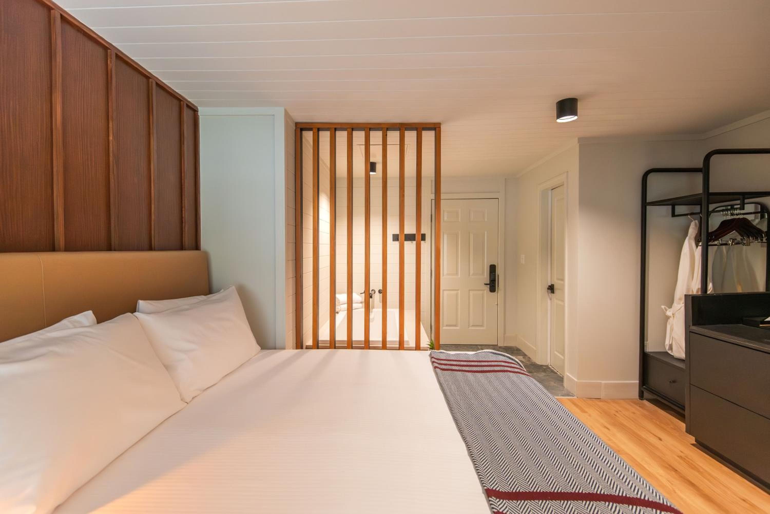 Historic Rocky Waters Inn, A Small Luxury Hotel