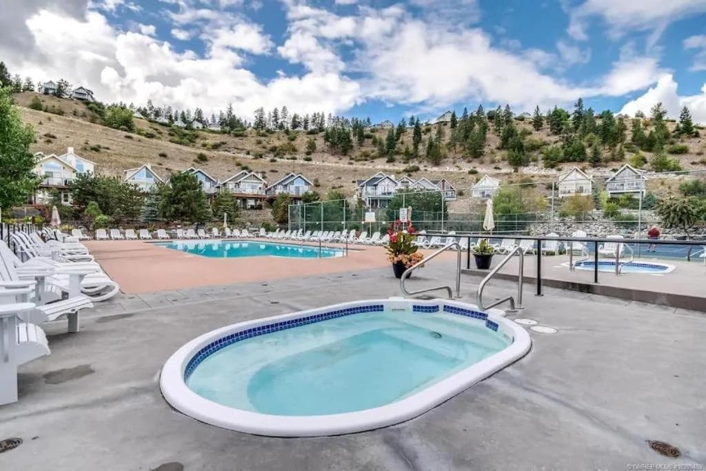 La Casa Lakeside Resort - Amazing Panoramic View Lakeside House with Pools, Hot Tubs & More!