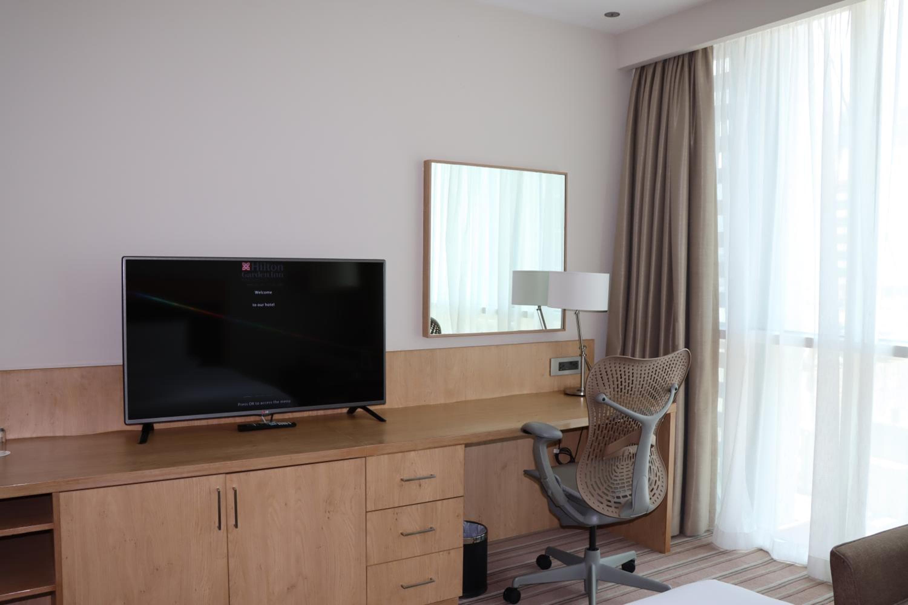 Hilton Garden Inn Dubai, Mall Avenue