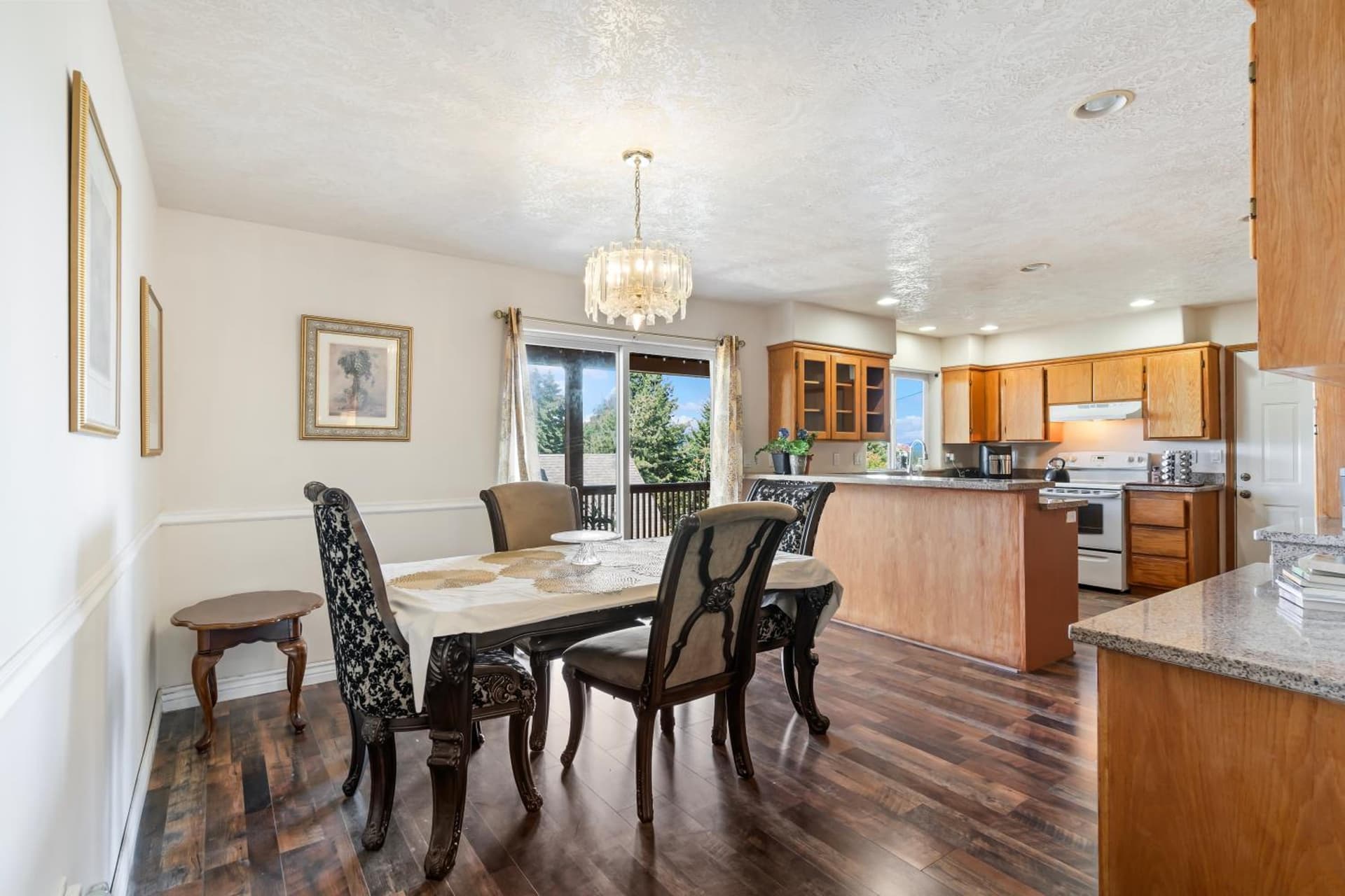 Spacious 7-Bedroom House in peaceful Milwaukie with WIFI, AC, Laundry