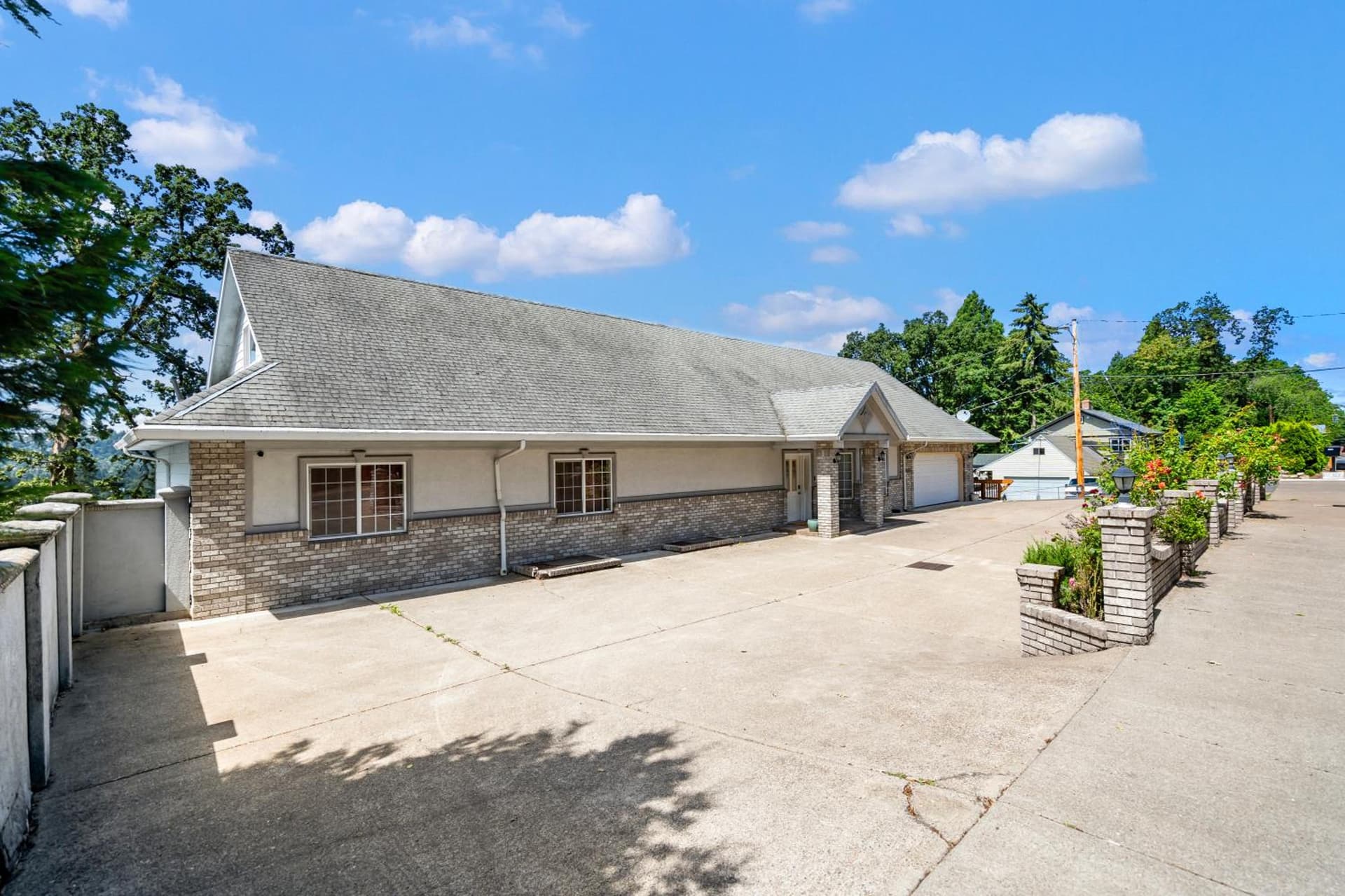 Spacious 7-Bedroom House in peaceful Milwaukie with WIFI, AC, Laundry