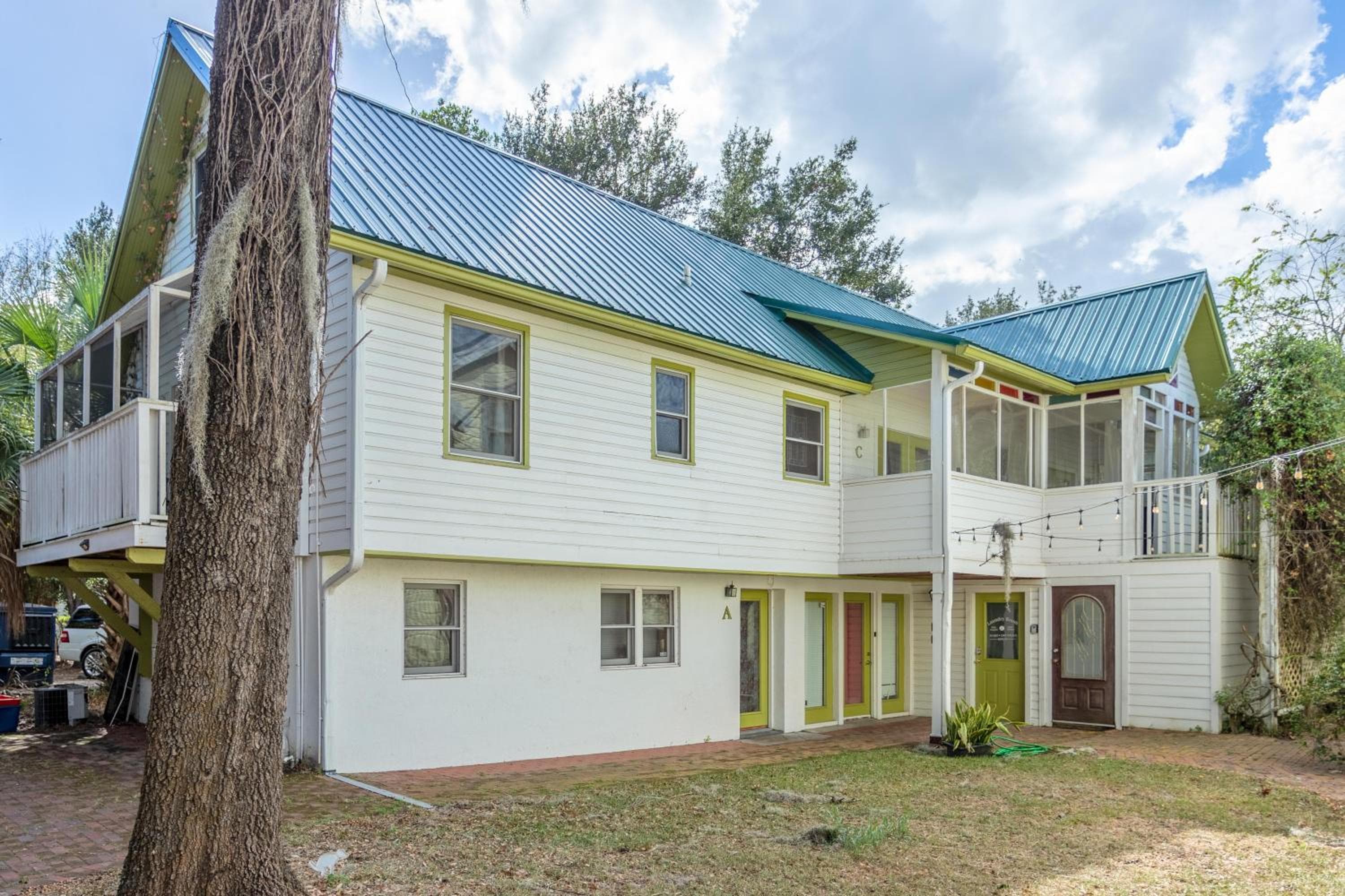 Cozy Townhome Near UF Campus