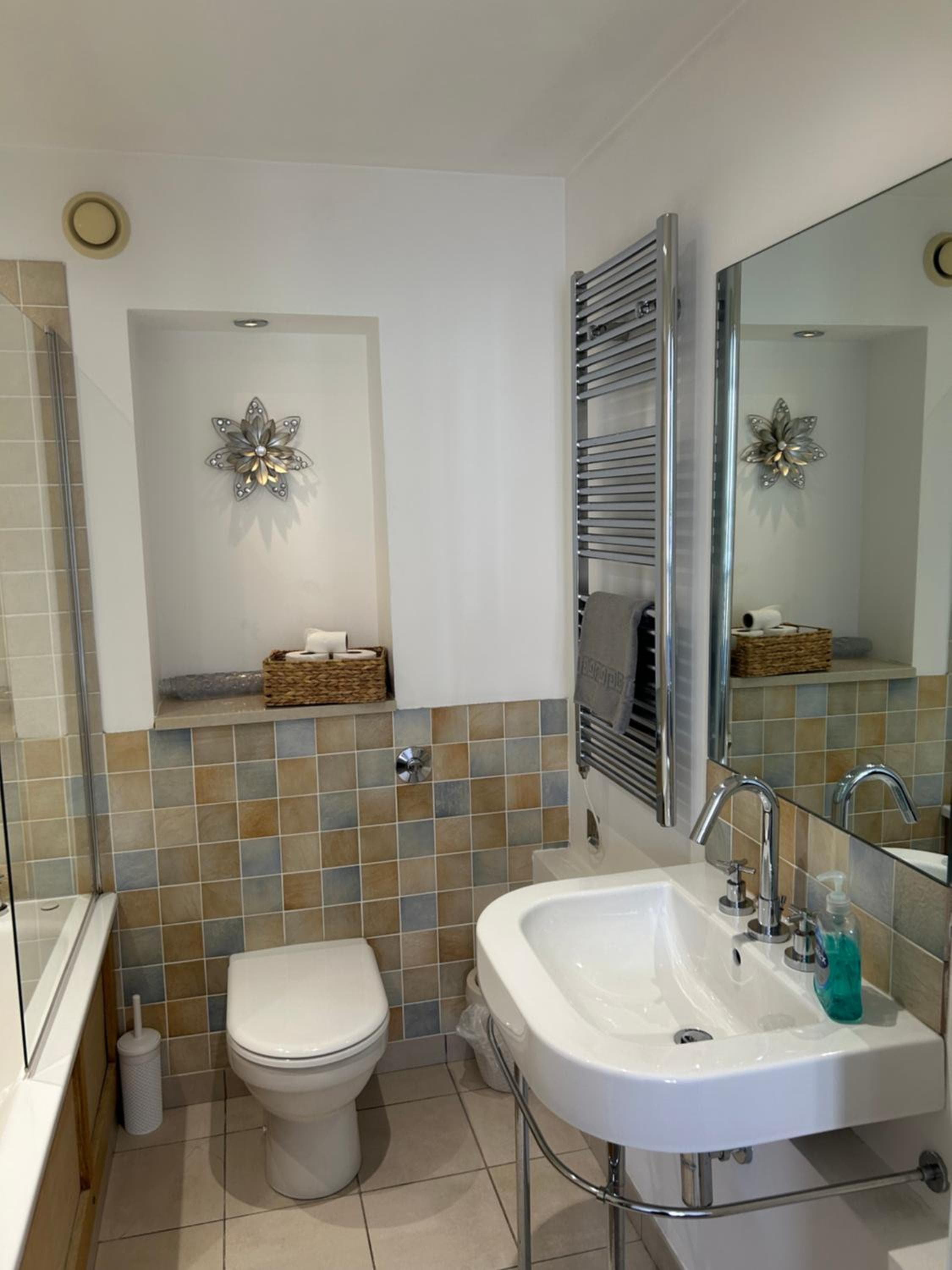 Mercury Holiday Homes - 1 Bedroom Castleview Apartment 404 Free Parking