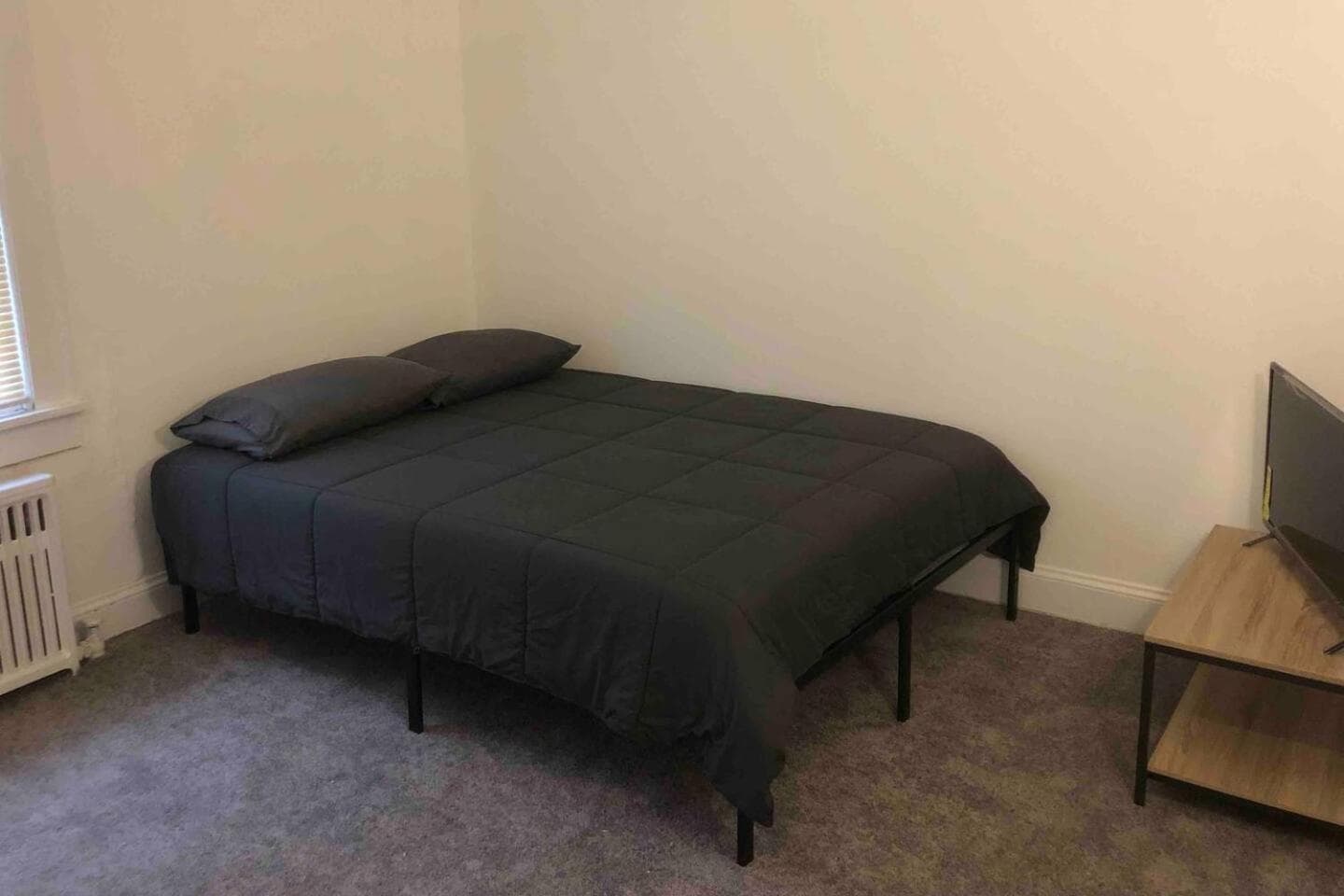 Spacious and bright 2-bedroom apartment with 1-bathroom and private street entrance