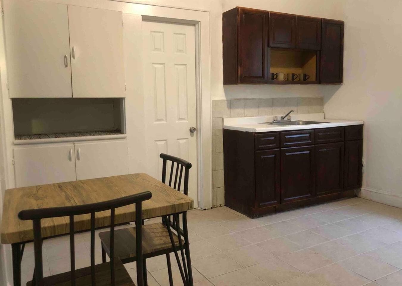 Spacious and bright 2-bedroom apartment with 1-bathroom and private street entrance