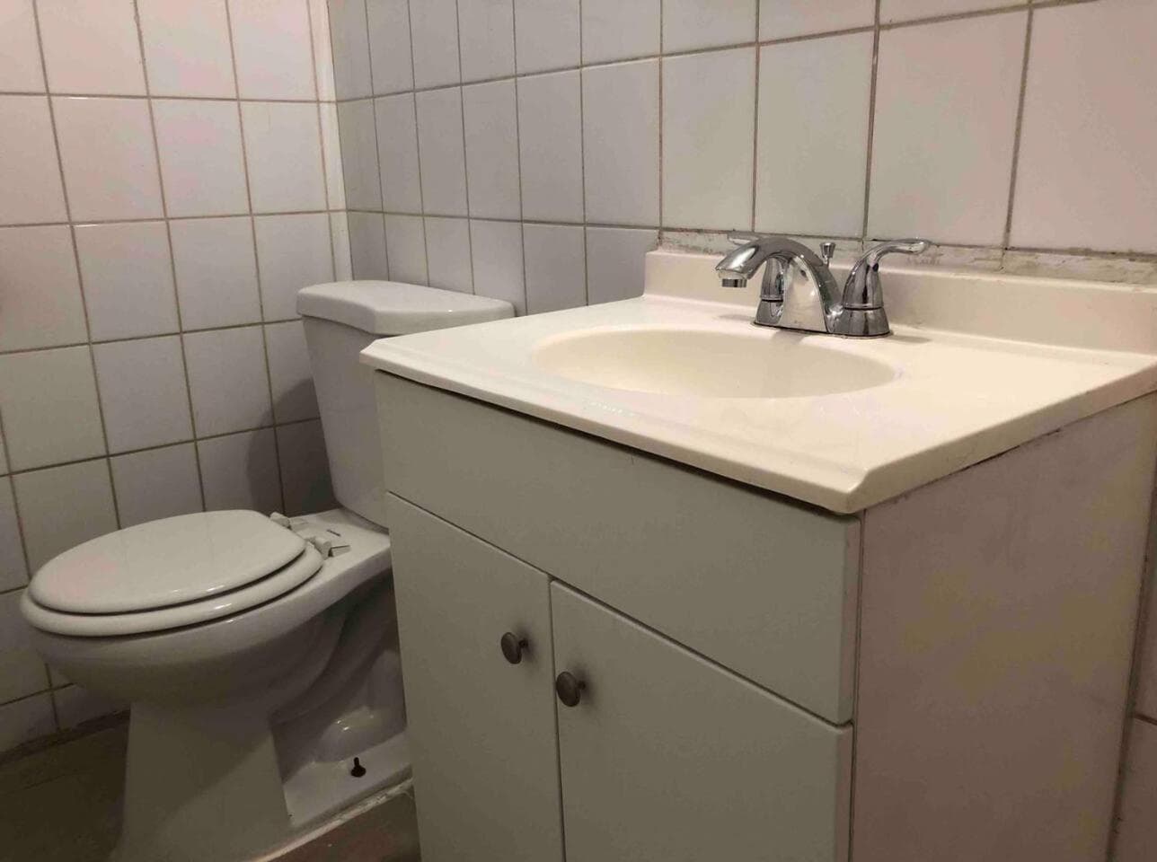 Spacious and bright 2-bedroom apartment with 1-bathroom and private street entrance