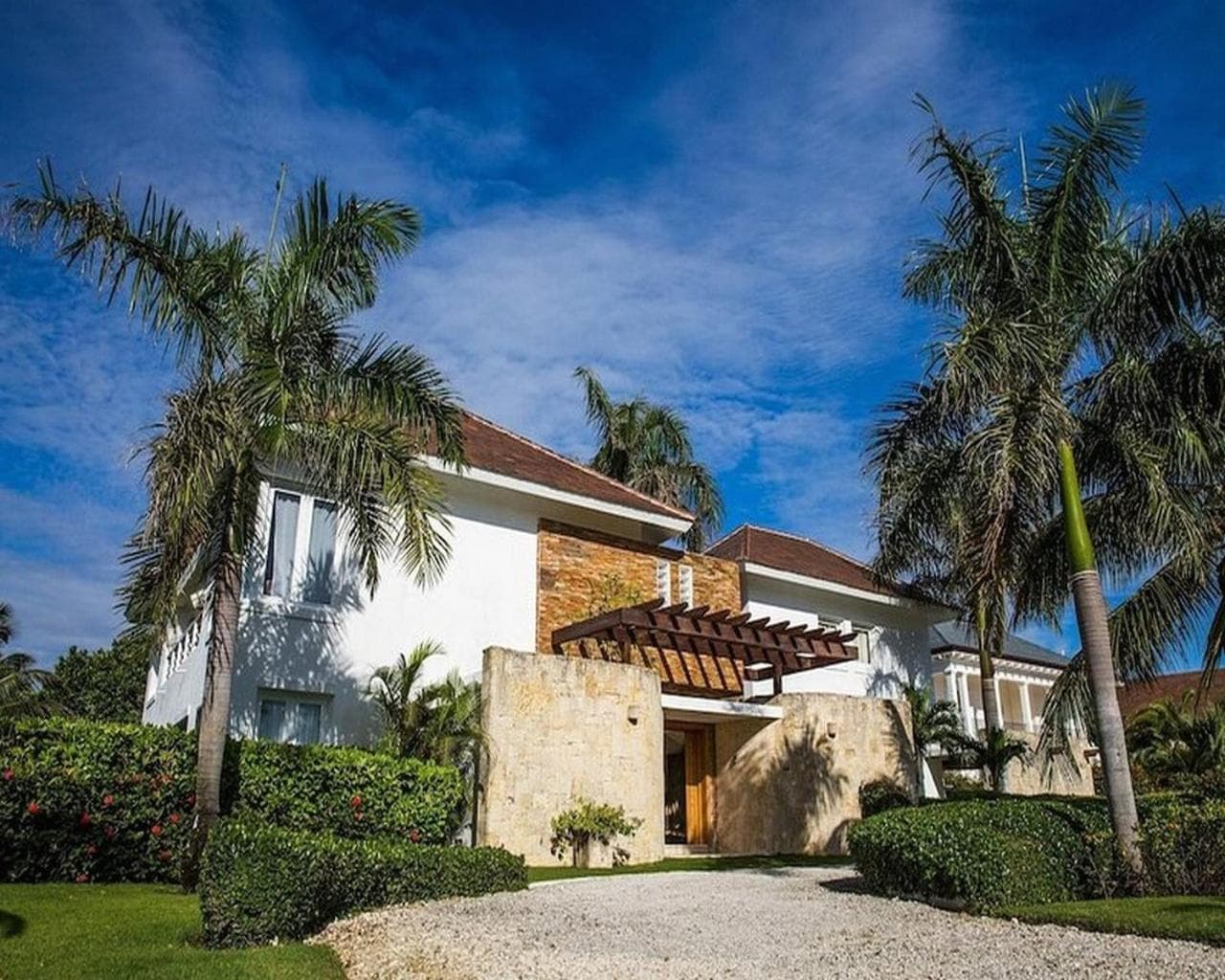 Luxury Villa with Maid