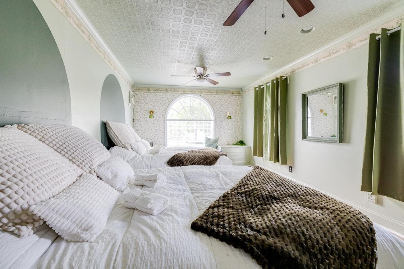 Large Colonial 20 Min from Beach