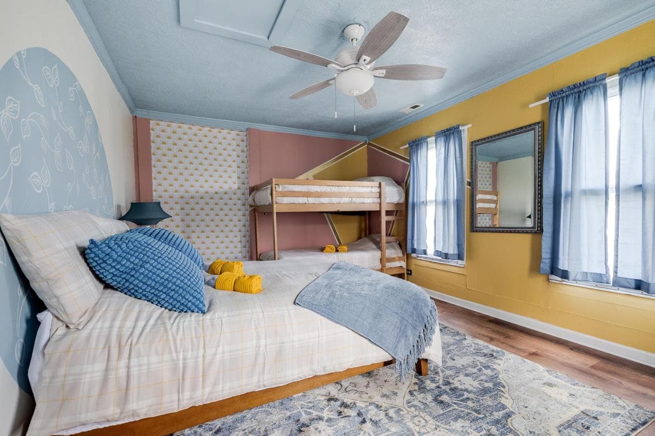Large Colonial 20 Min from Beach
