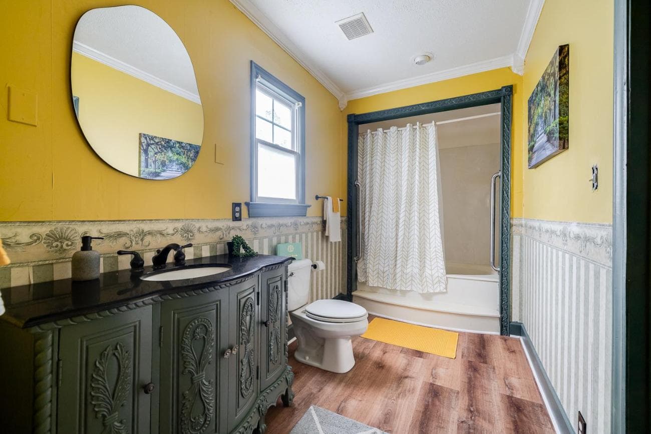 Large Colonial 20 Min from Beach