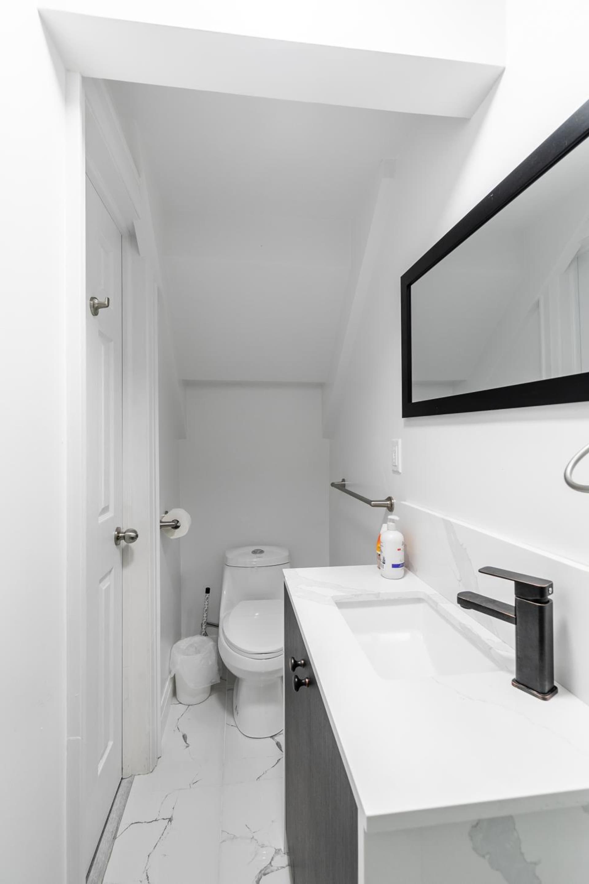 Beautiful renovated home 3 mins drive to Fall