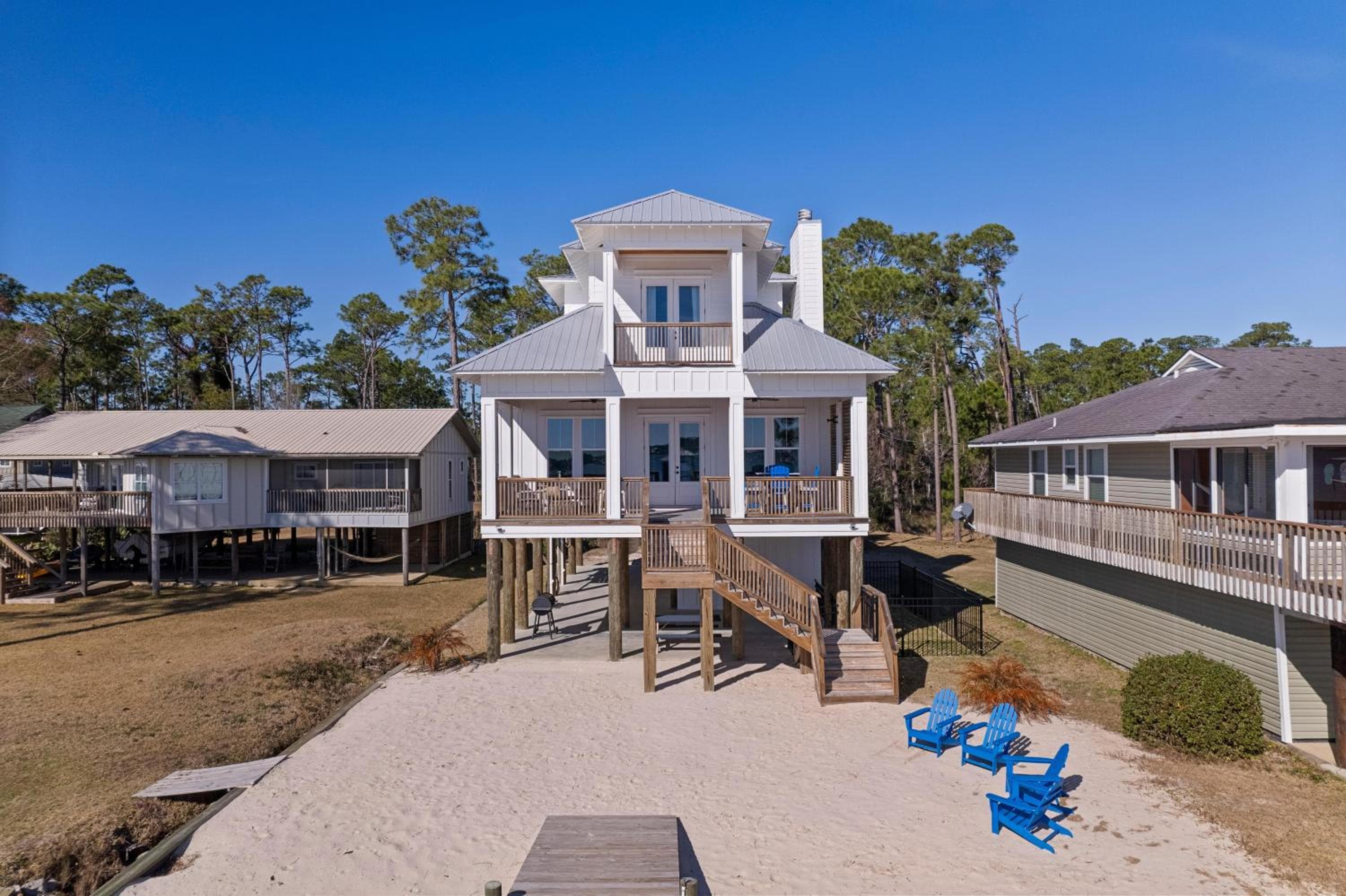 No Worries Bay House by Liquid Life