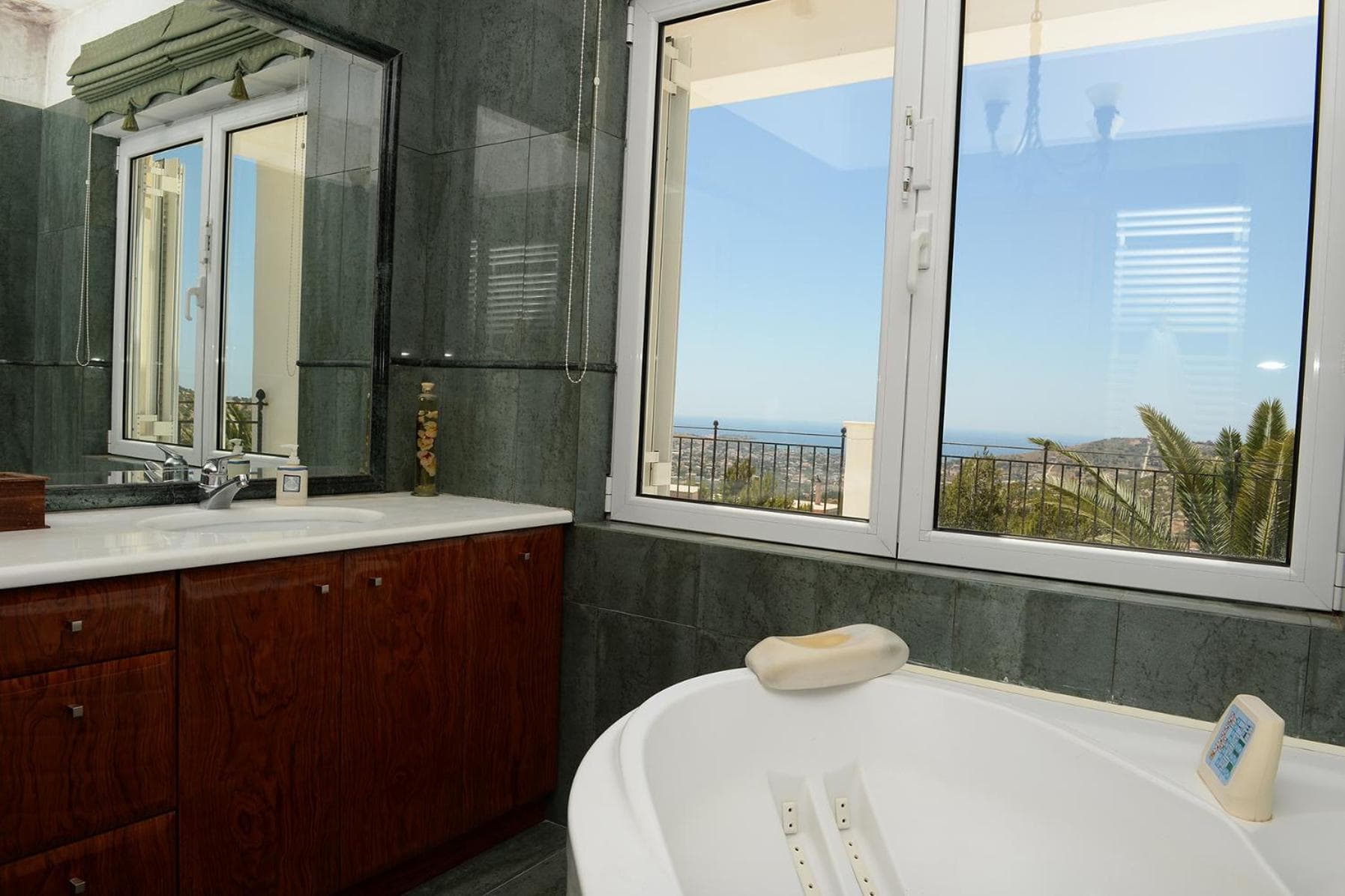Villa at Lagonisi with pool and 5 bdrms