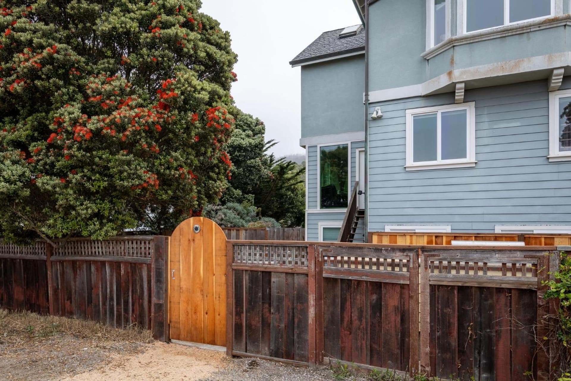 1 block to beach, Private Hot Tub, Fire Pit and BBQ