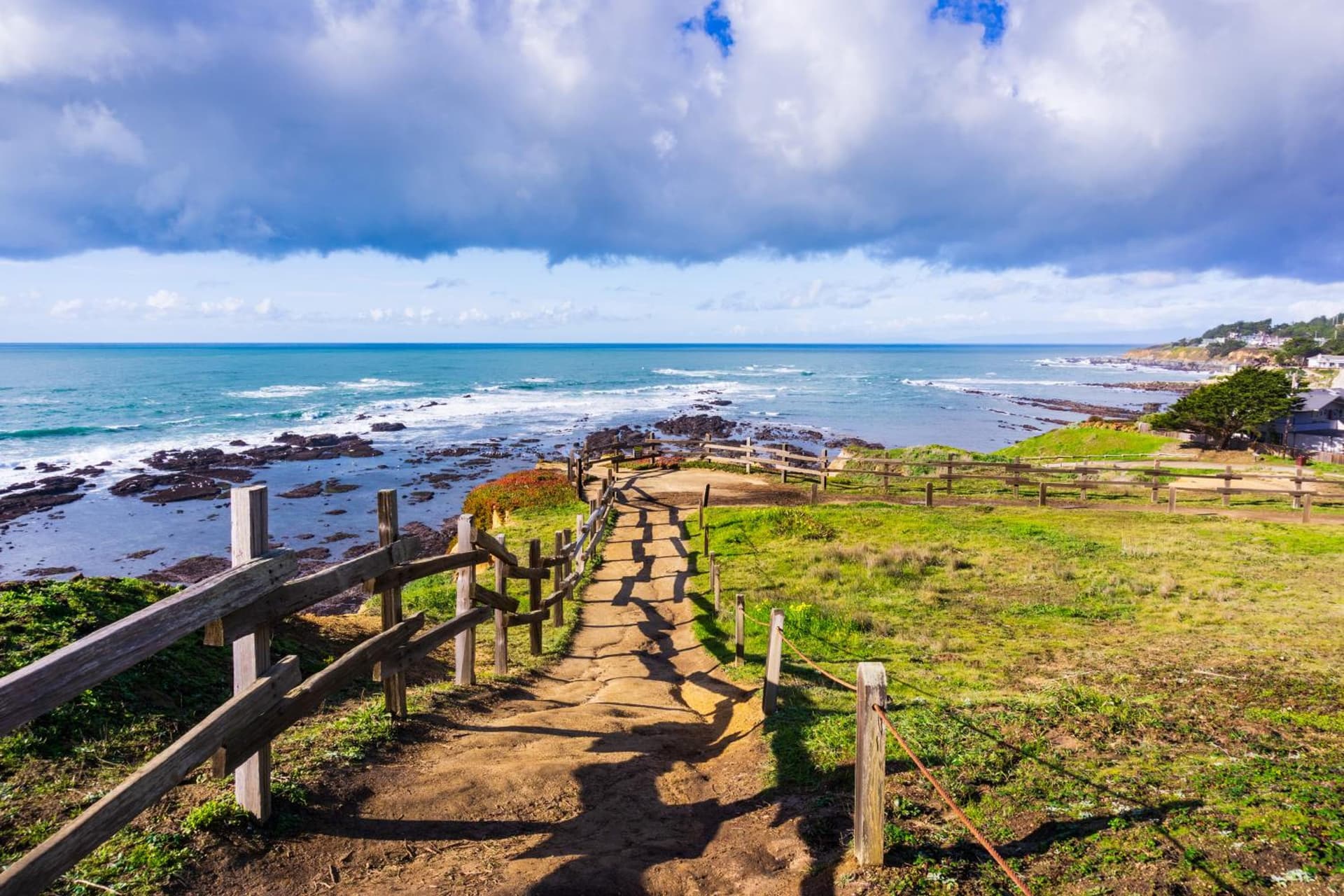 1 block to beach, Private Hot Tub, Fire Pit and BBQ