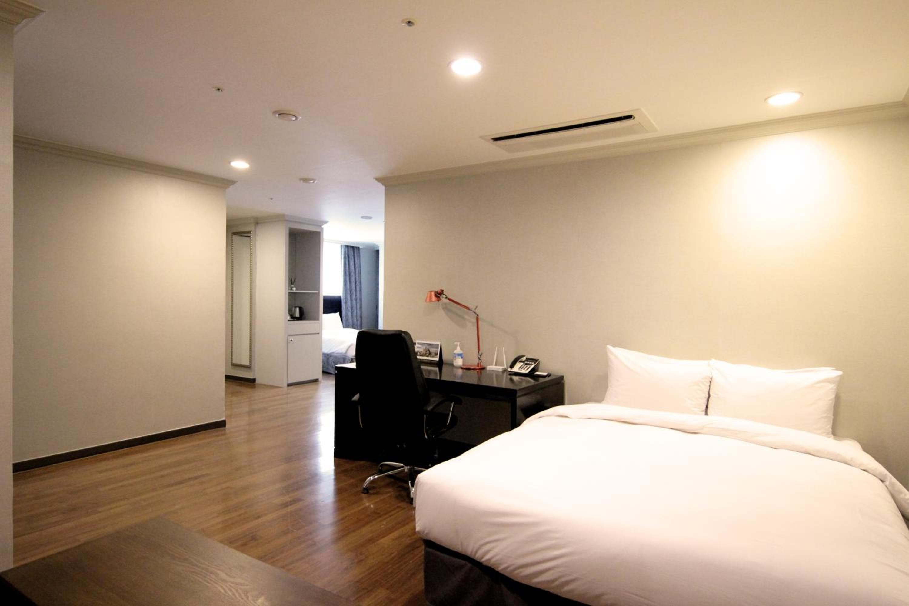Ramada Hotel and Suites Seoul Namdaemun
