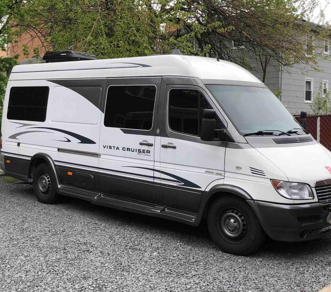 Private and cozy RV, direct bus to NYC Manhattan only 2 blocks away
