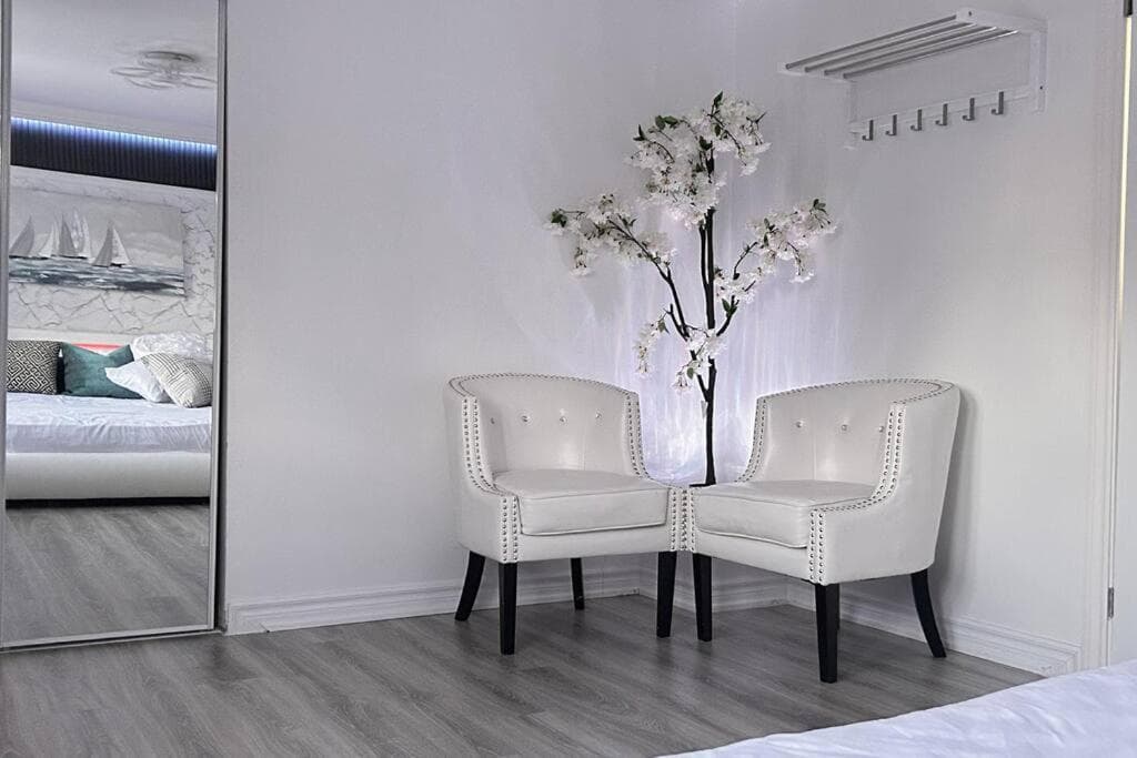 Super Luxury Family Home - 3 Bedrooms, 1 Full Bathroom and 1 Half Washroom with Free Parking, Wifi, Netflix