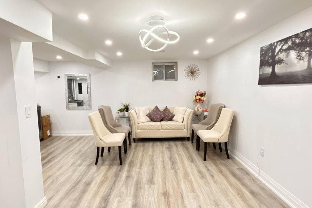 Super Luxury Family Home - 3 Bedrooms, 1 Full Bathroom and 1 Half Washroom with Free Parking, Wifi, Netflix