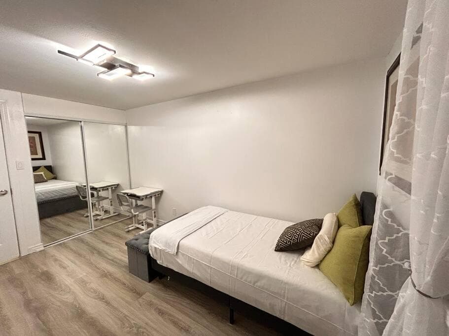 Super Luxury Family Home - 3 Bedrooms, 1 Full Bathroom and 1 Half Washroom with Free Parking, Wifi, Netflix
