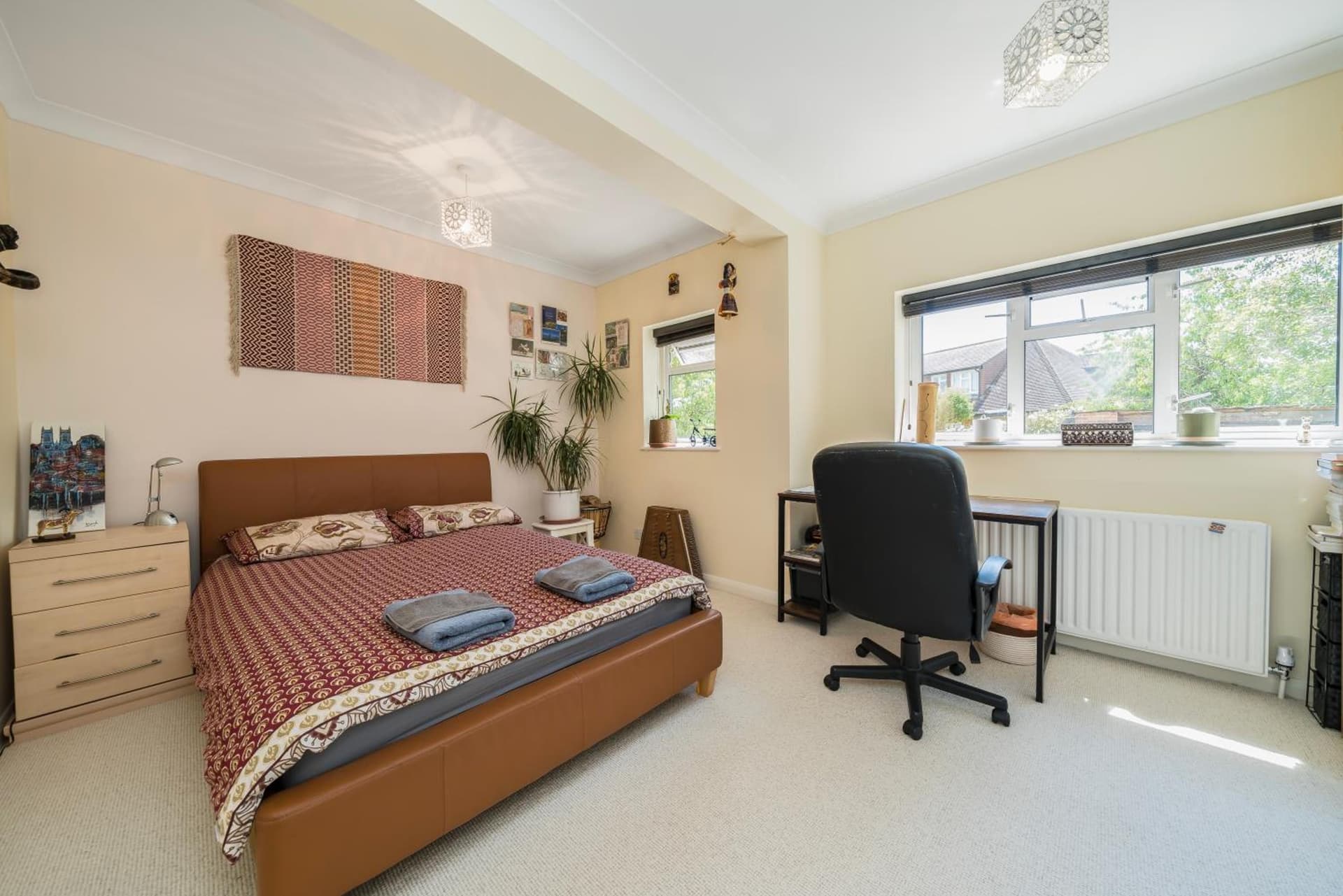 Serene spacious room (double) in gorgeous bungalow on river near Thorpe park and Holloway University Egham