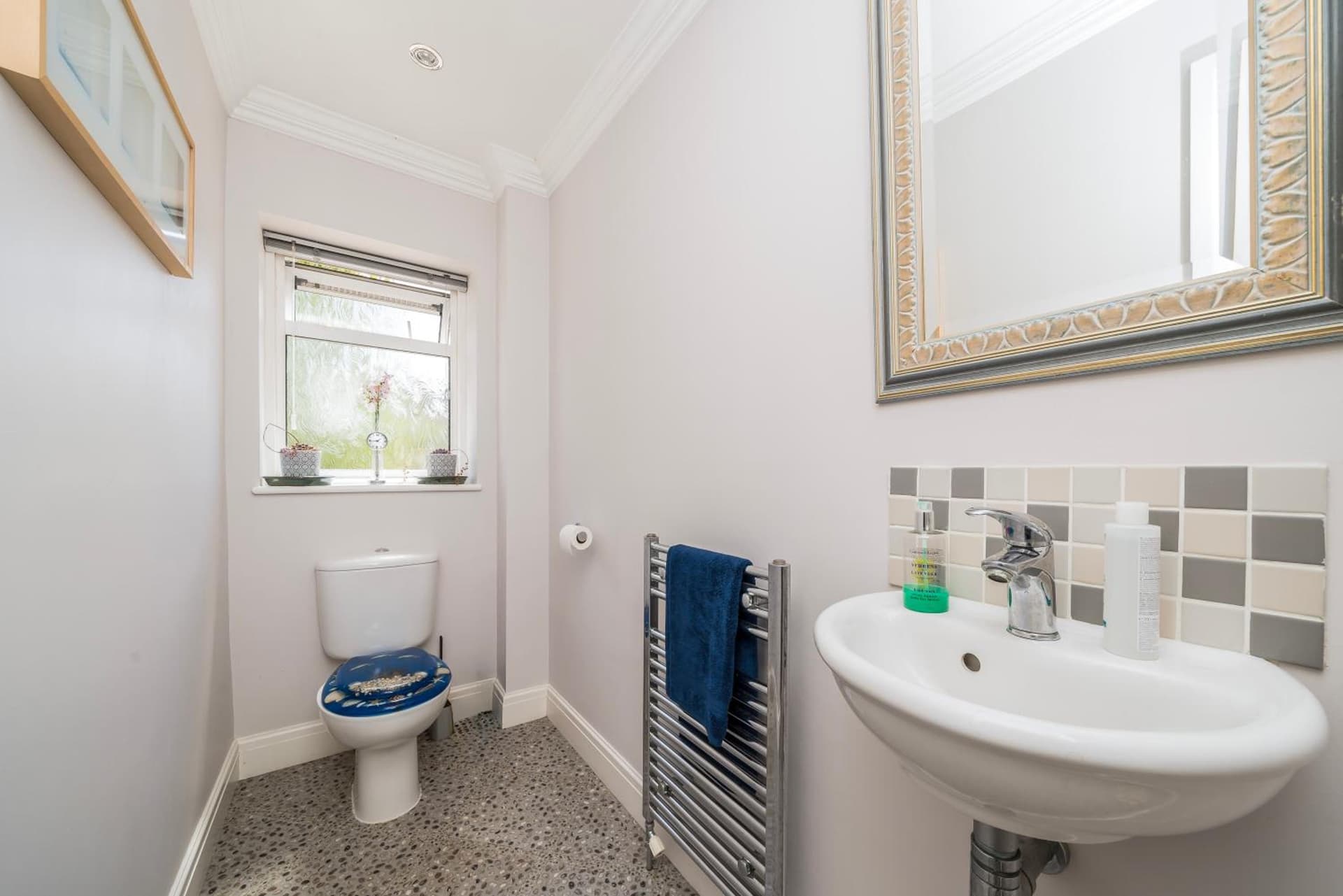 Serene spacious room (double) in gorgeous bungalow on river near Thorpe park and Holloway University Egham