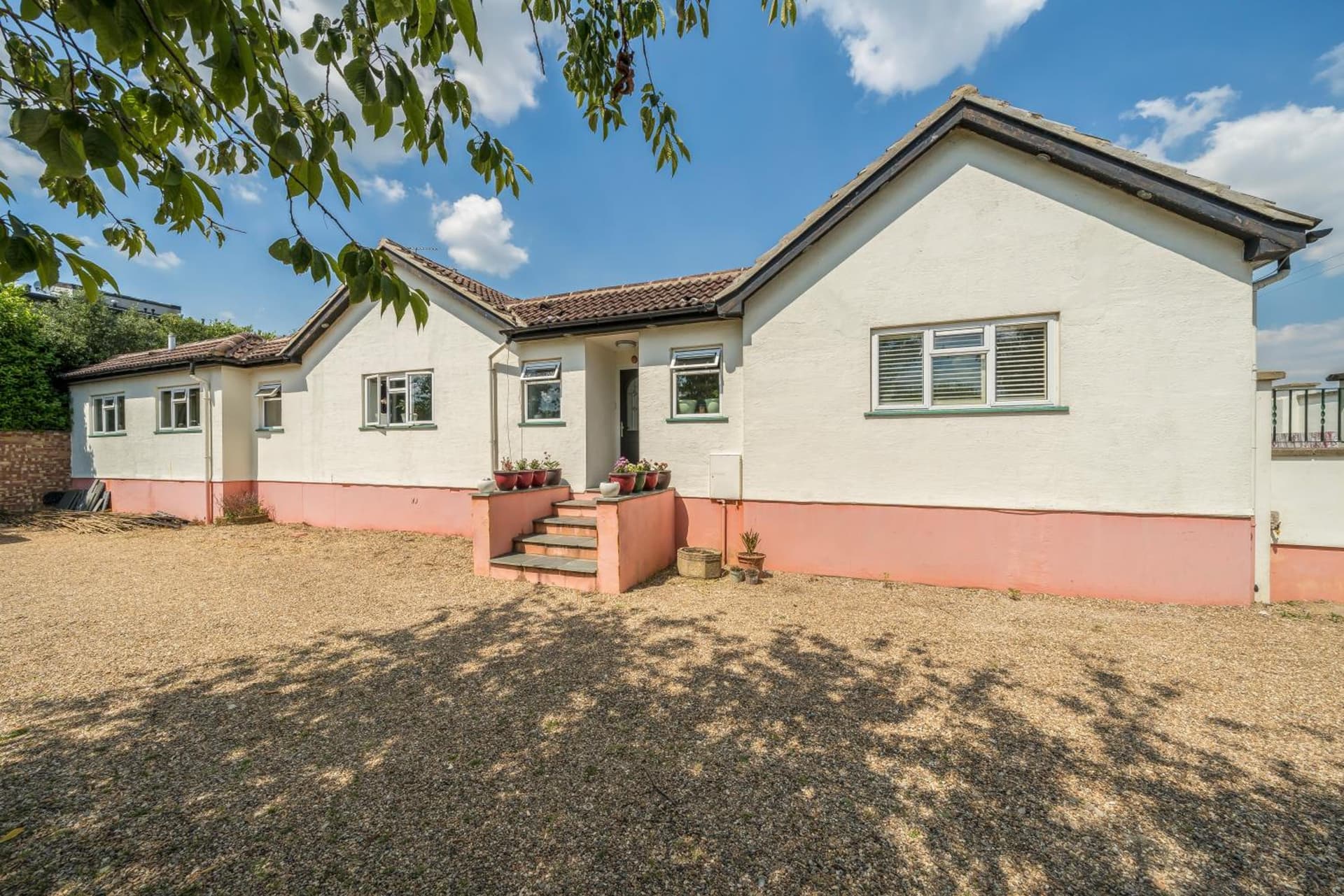 Serene spacious room (double) in gorgeous bungalow on river near Thorpe park and Holloway University Egham
