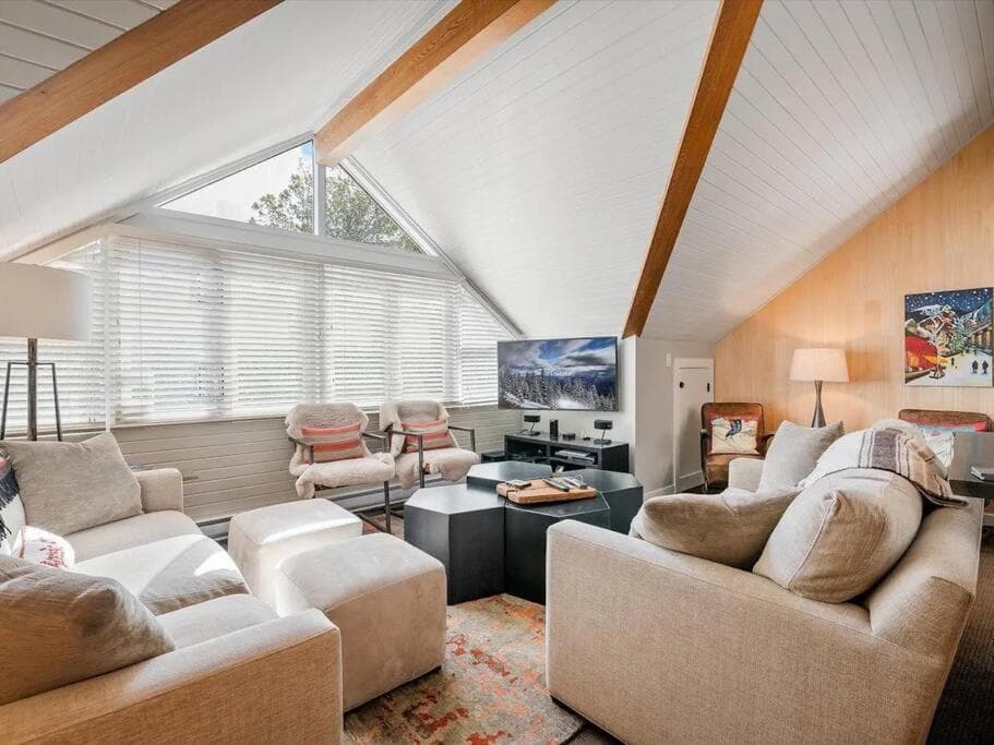 The Crest, Spacious, Central Condo, Free Parking