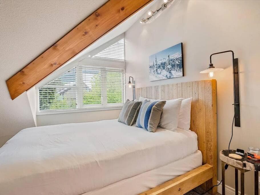 The Crest, Spacious, Central Condo, Free Parking