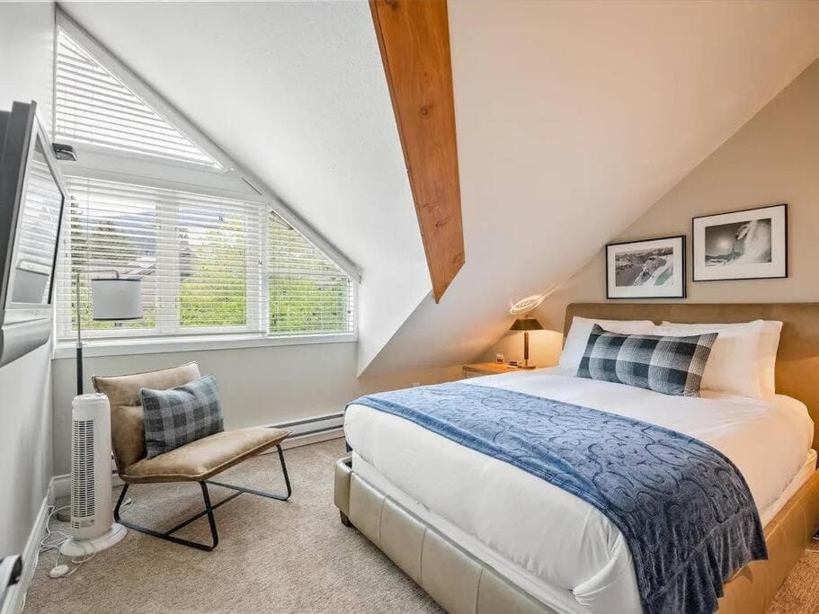 The Crest, Spacious, Central Condo, Free Parking