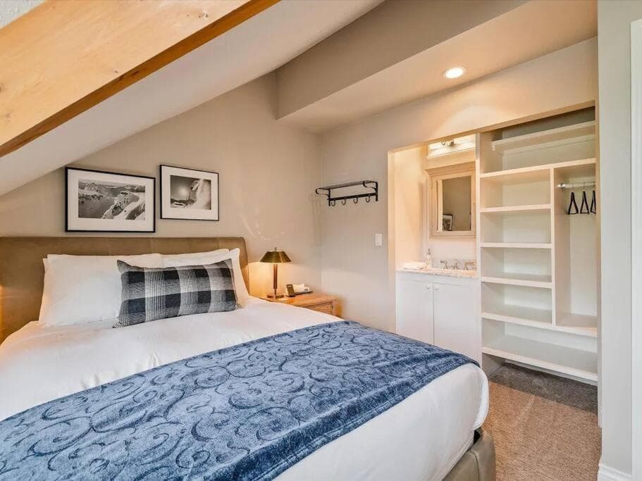 The Crest, Spacious, Central Condo, Free Parking