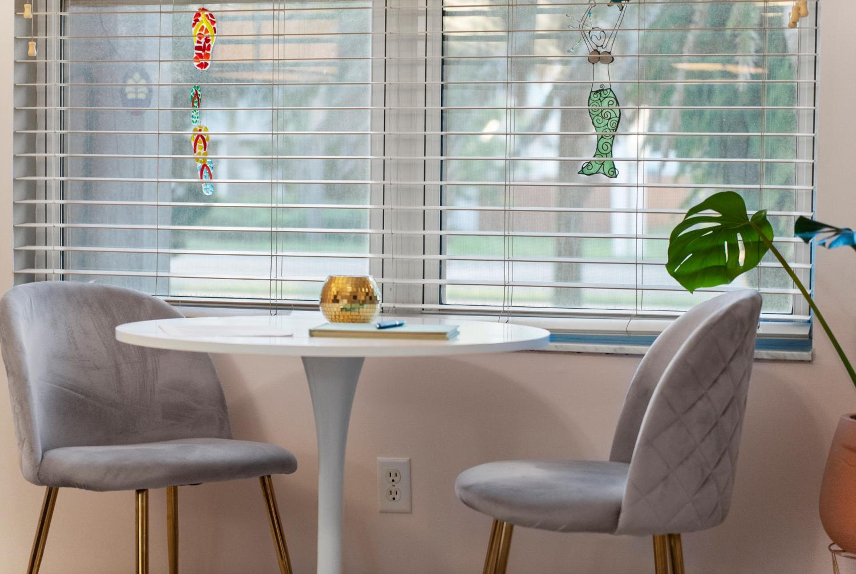 Updated! Beautiful Decor! Walk to Beach & Eats