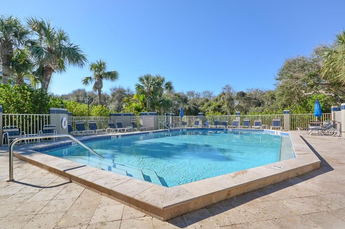 Sun Beach Club 861 Across from Beach Close to Pool Hot Tub Walk to shopping and dining