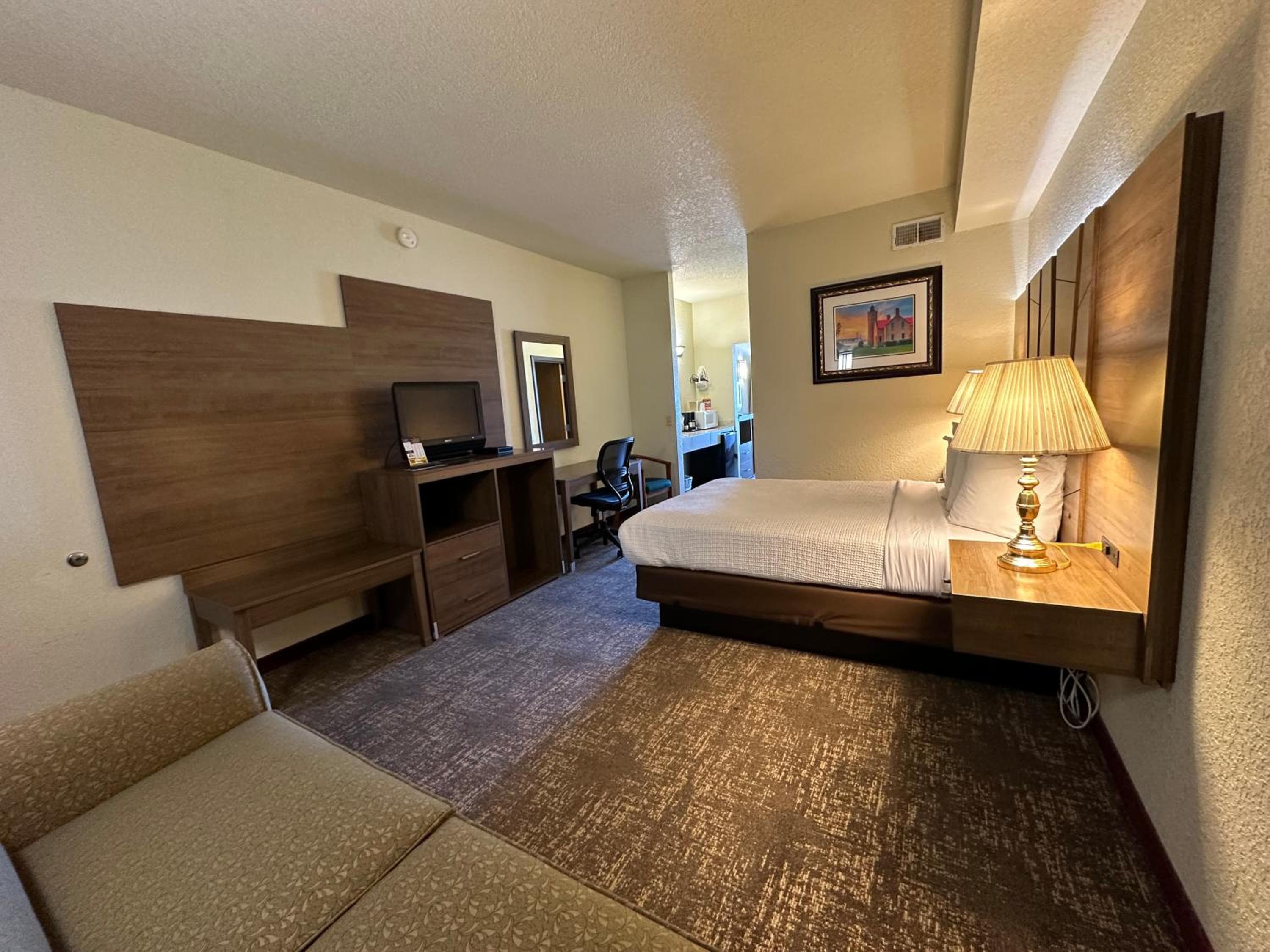 Mackinaw Beach and Bay Inn & Suites