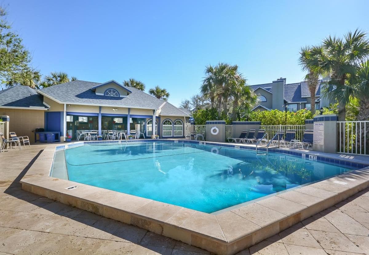 Sun Beach Club 861 Across from Beach Close to Pool Hot Tub Walk to shopping and dining