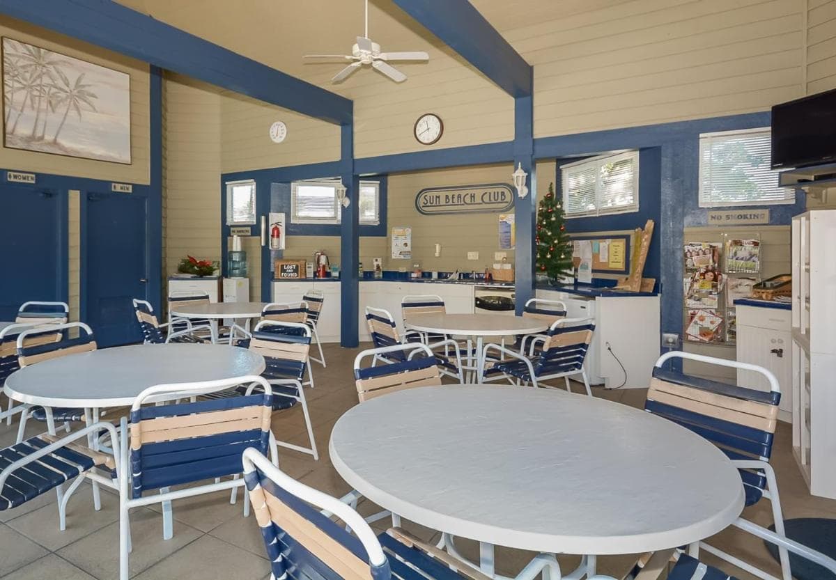 Sun Beach Club 861 Across from Beach Close to Pool Hot Tub Walk to shopping and dining