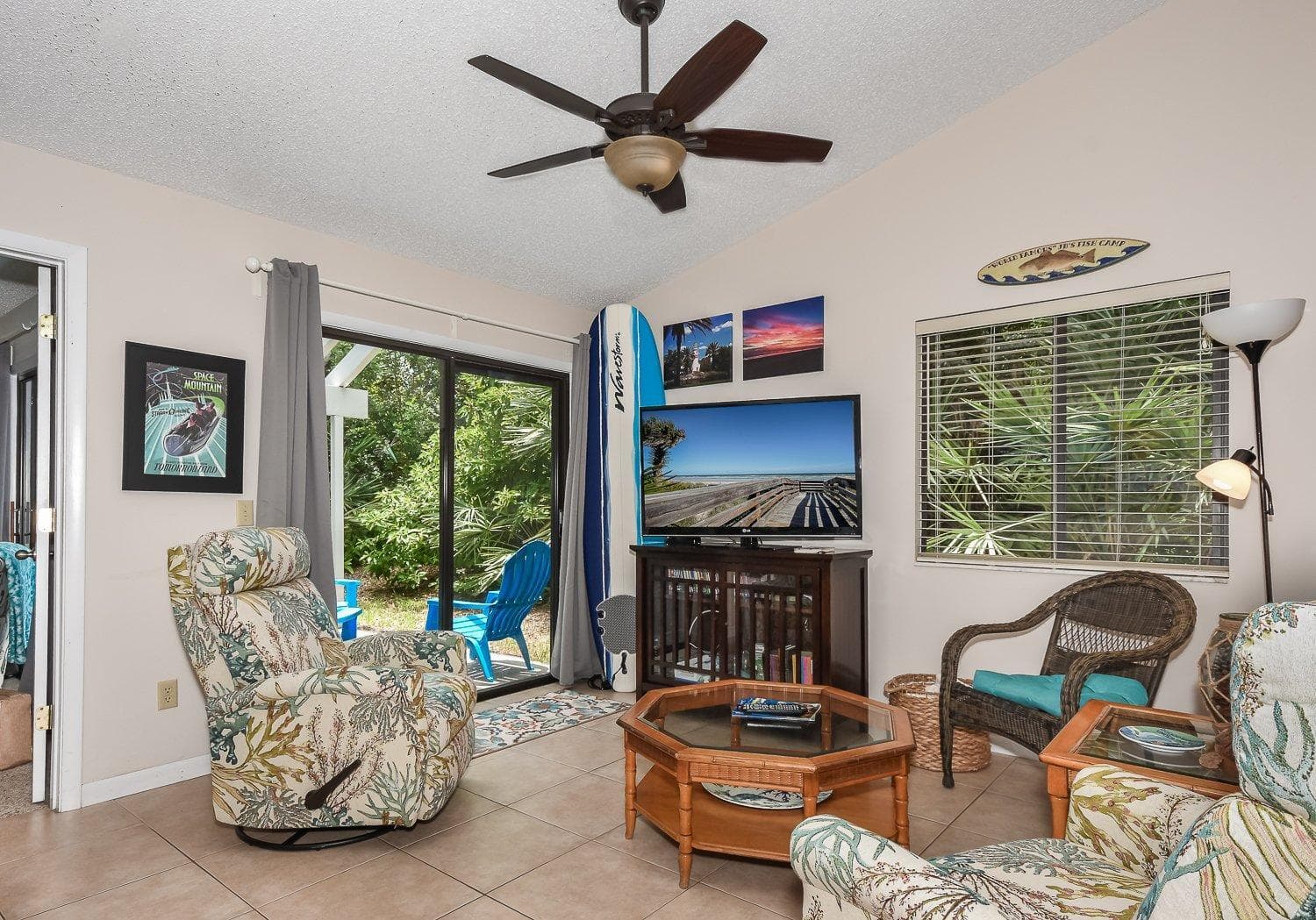 Quaint 2 bedroom 2 bath villa Walking distance to the car free beach. S4358