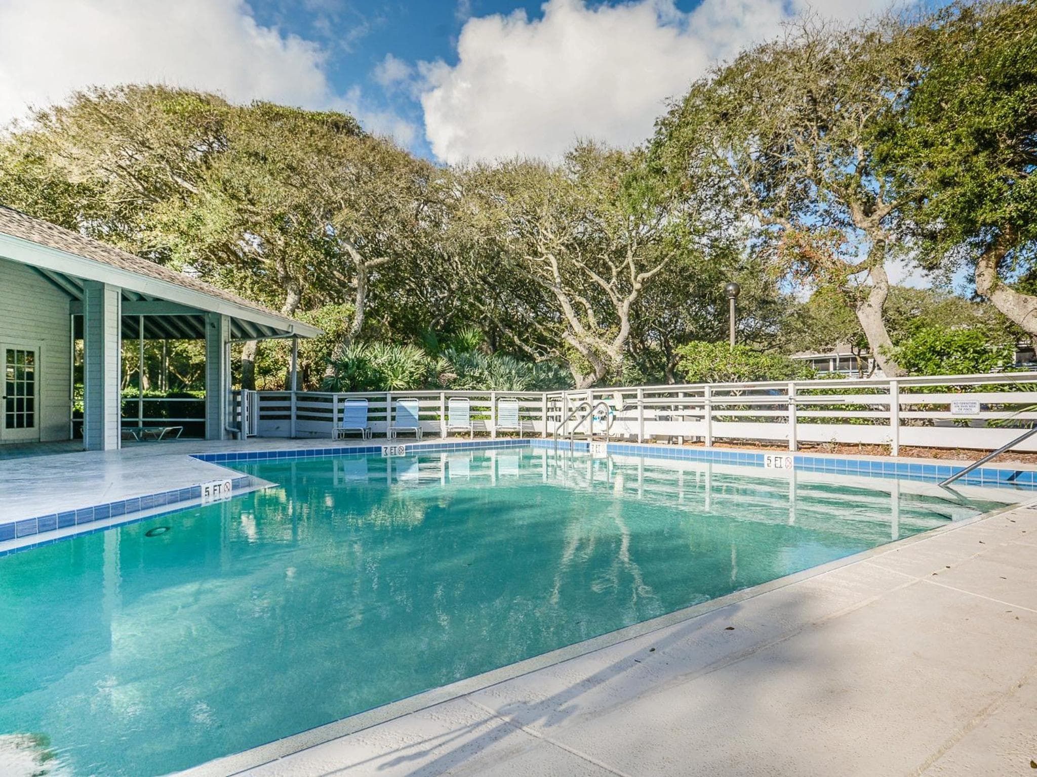 Quaint 2 bedroom 2 bath villa Walking distance to the car free beach. S4358