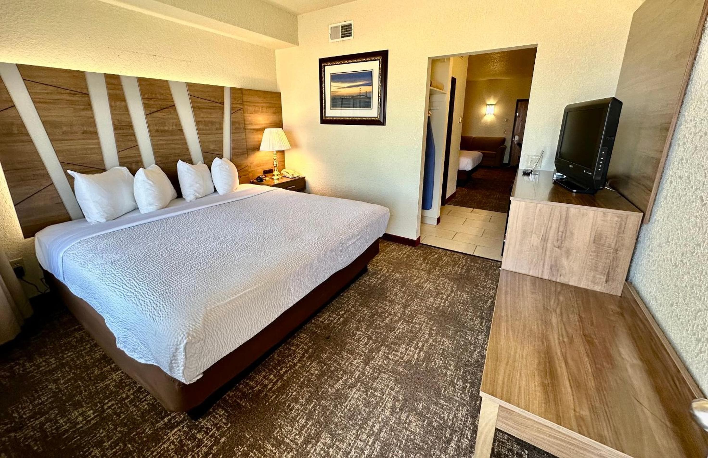 Mackinaw Beach and Bay Inn & Suites